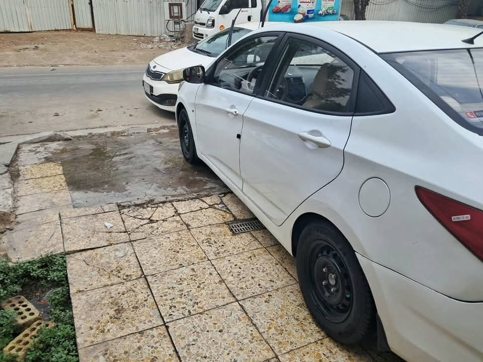 السلام عليكم 
اكسنت ٢٠١٣ خليجي الشركة العامة للبيع 
مكينة دوش دبل قطرة المرغوب 
بيهة قطعة صبغ 
شاشة وكامرة
مدوشمة السيارة عام صندوك وارضيات وكشنات وكاعية 
عليهة ادامة قبل يومين مسويهة منظومة بانزين كاملة نوزلات فيت بم كلاص بانزين مجاول بلكات 
باتري جديد
ويالة مصبوغات حراري 
بيهة بس مشط استيرن بي صوت بالطسة وينزل من سعر السيارة 
السيارة باسمي تحويل ثاني يوم 
السعر ٨٨ 
عنوان بغداد شارع فلسطين 
***********
