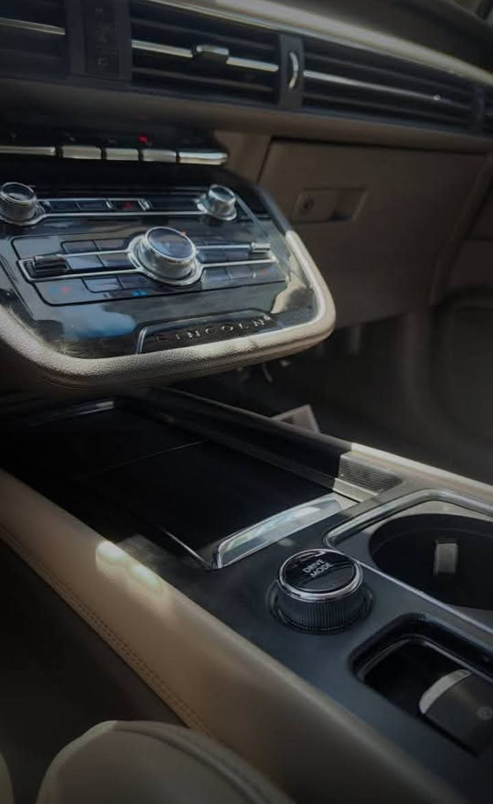 🔥 للبيع Lincoln Corsair 2020 فول مواصفات
5LMCJ2DH9LUL21532
🔹 موديل: 2020
🔹 محرك: 2.3L Turbo EcoBoost
🔹 قوة: 295 حصان
🔹 قير: أتوماتيك 8 سرعات SelectShift
🔹 دفع: رباعي ذكي AWD
🔹 ماشية: 72 ألف كم
🔹 فول مواصفات
🔹 السيارة عليها أدامة كاملة وجاهزة للفحص والاستعمال
✨ أهم المواصفات:
• محرك 2.3 تيربو قوي وعملي
• دفع رباعي AWD
• أوضاع قيادة متعددة
• مقاعد جلد كهربائية مع ميموري
• تدفئة المقاعد
• تبريد المقاعد
• مساج للمقاعد
• مقود كهربائي تدفئة
• كروز كنترول
• تشغيل بصمة ودخول ذكي
• Remote Start
• تحكم أوتوماتيكي بالمكيف
• فتحات تكييف خلفية
• شاشة وسطية كبيرة
• شاشة عدادات رقمية
• Apple CarPlay
• Android Auto
• Bluetooth وUSB
• نظام صوتي فاخر
• فتحة سقف بانوراما
• باب خلفي كهربائي
• مرايا كهربائية قابلة للطي
• كاميرا خلفية وحساسات
• Blind Spot
• Lane Keeping Assist
• Cross Traffic Alert
• فرملة طوارئ وتحذير تصادم
• Auto Hold
• LED أمامي وخلفي
• حساسات مطر وإنارة أوتوماتيكية
• نظام مراقبة ضغط الإطارات
• نظام مانع الانزلاق والثبات الإلكتروني
📌 حالة السيارة:
• بدون دواخل
• بدون إيرباك
• عليها أدامة كاملة
• الحادث كان من جهة السائق
• جاملوغ أمامي
• بيها بارد باب جهة الراكب وصبغ اباب السائق والبونيد والجاملغ وشوي من الجنطة مثل ما موضح  بالسونار
• باقي السيارة نظيفة ومجهزة للاستعمال
سيارة فخمة جداً، قوية ومريحة، ومواصفاتها عالية، محرك 2.3 تيربو مع دفع رباعي يعطي أداء ممتاز وثبات عالي.
📍 بغداد
📩 ***********
168$
