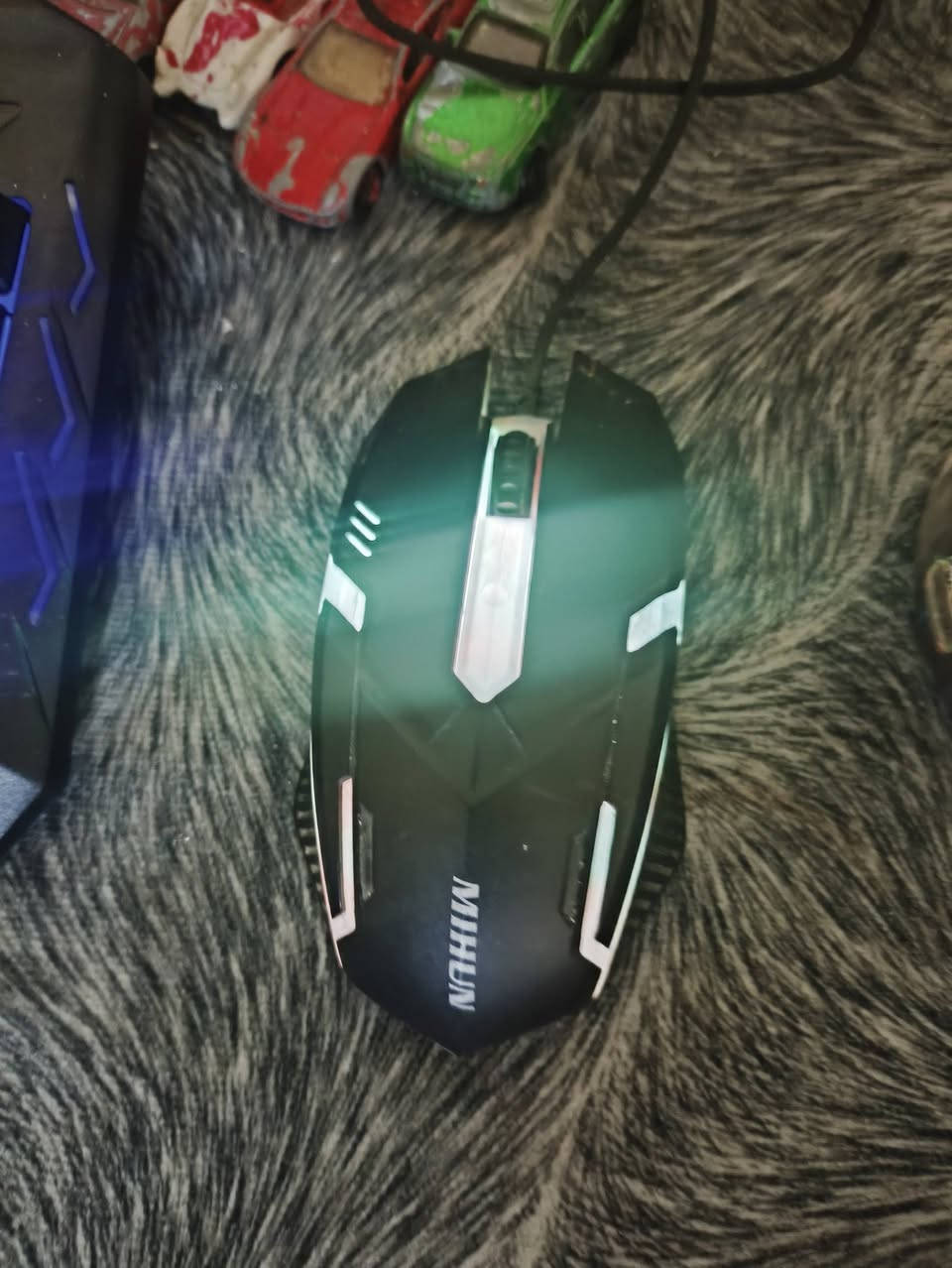 حاسبة "الكل في واحد" (All-in-One PC) ماركة UP للبيع 🖥️✨السلام عليكم شباب، عندي حاسوب متكامل (شاشة وبداخلها قطع الحاسبة، يعني ماكو كيس منفصل ولا هوسة وايرات وايرلس بالكامل)، الجهاز نظيف جداً وبحالة ممتازة وجاهز للاستخدام الفوري. مفيد جداً للدراسة، المحاضرات، التصفح، الأعمال المكتبية (Word, Excel)، وإدارة حسابات المحلات، وتشغيل ألعاب الموبايل الخفيفة (مثل لودو وغيرها) بسلاسة عالية.📊 المواصفات الكاملة للحاسبة:الموديل والإصدار الرسمي: UP-501المعالج (CPU): Intel Core i5-7200U (الجيل السابع، قوي وموفر للطاقة وميقوى حرارته)الذاكرة العشوائية (RAM): 8 جيجابايت (سلسة جداً بفتح البرامج والتنقل)الشاشة: شاشة ضخمة بحجم 24 بوصة بدقة عالية Full HD (ألوان واضحة ومريحة جداً للعين)نظام التشغيل: Windows 10 Enterprise (64-bit) نسخة مستقرة ومفعلة بالكامل🎁 الملحقات المرفقة مجاناً بالكرتونة:كيبورد لاسلكي (Wireless) أصلي نحيف وأنيق.ماوس لاسلكي (Wireless) أصلي تابع للجهاز.الوايرات ومحول الطاقة الأصلي. معى ماوسات اثنين هدية +سماعات محيطية +سماعات جانبية +كيبوردين خاص مفتوح ورقمي*********** والخاص مفتوح السعر 600 وقابل للتفاوض  العنوان بغداد
