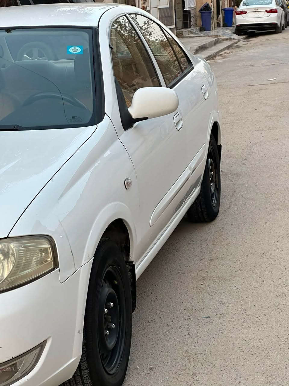 نيسان صني بدي كوري 2013  
عليها تخم تاير جديد 
عليه منضومه زنوون عالي ناصي 
بيها باب السايق صبغ كلير 
بدون معجون بدون فتح الباب 
وبارد بالصندوق 
وبارد شبر بالجاملغ الخلفي 
سيارة كيرها بي عته 
مشط ستيرن كايم يذب دهن 
سعرها شده وبيها مجال 
سيارة يرادله ترتيب … 
سنويه ما ساقطة 
رقم جديد مميز
***********
مكاني بغداد الثعالبة
