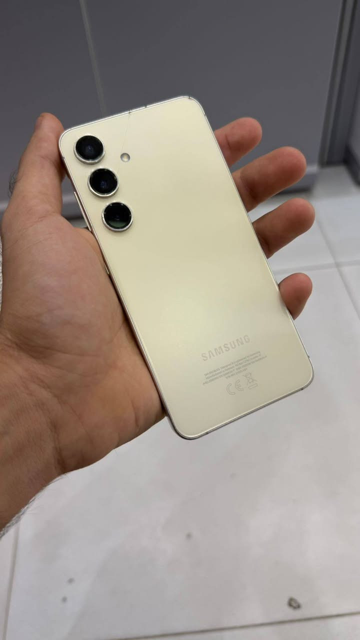 السلام عليكم 
Galaxy S24
كلكسي اس 24 الصغير 
شرق اوسط ضمان عين الفهد ملحقاتة كلها موجودة  خطين ذاكرة 128 مكفول من كلشي ماداخل تصليح ولا بي أي مشكلة فقط كسر بلضهر موضح بلصورة 
مكاني سماوة 
سعرة 450
*********** السماوا, المثنى
