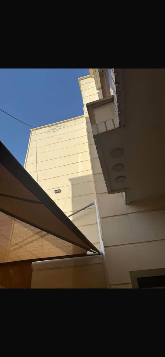 دار للبيع المساحة ١١٨م بناء فول درجة اولى 
الواجهة 5.65م والنزال 21م  (ارضية واجهه مرمر )
موقع البيت حي التجار قرب مدرسه بلقيس محلة 317

♦️كراج كبير ومضلة
الطابق الارضي غرفتين وحولي كبير ومطبخ وحمام ومخزن ومنور عدد ٢ 
♦️الطابق الثاني ثلاث غرف نوم وحدة منهم سويت وحولي وحمام 
وبيتونه كبيرة وسطحين امامي وخلفي 
نظام كاميرات وسبالت دفن في كل غرفة
***********
