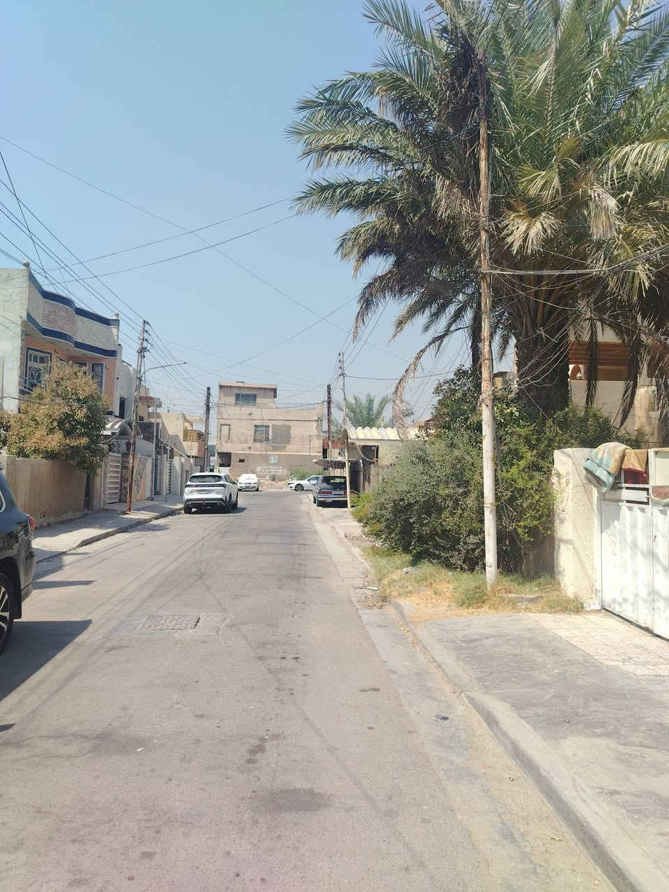 يالله. بسم الله الحافظ.                                                      للبيع للبيع. دار كلاسيك مساحة ٢٢٣ م سند منفصل يباع كاملا او نصفين حسب الرغبة للمشتري واجهة ١٠م ونصف نزال ٢٢م البناء مسلح يصلح للسكن او الاستثمار سقف ارتفاع جيد ٣ م و١٠سم والدار مرتفع عن الشارع اكثر من ٤٠ سم يقع في بغداد حي الشباب خلف مجمع الرازي الطبي مربع مرغوب جدا للاستفسار الاتصال حصرا على الارقام التالية.                                                                   ***********. او.  ***********.                                    مكتب. ركن الحافظ للعقار.   بغداد حي الشباب

