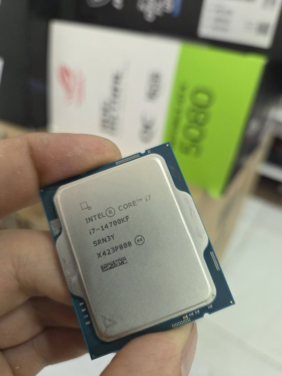 قطع  استخدام كلهن قليل اقل ست اشهر 

 • CPU: Intel Core i7-14700KF 
500 الف مع سوكت lga1700

• GPU: ASUS ROG Astral RTX 5080 3100 الف

• Motherboard: MSI Z790 Gaming Plus
 WIFI 300 الف

• CPU Cooler: Thermalright Trofeo Vision 360 Liquid 175

• PSU: Segotep GM1000W 1000W 80+ 
Gold 150 الف
شلع كامل 4200 اربع ملايين وميتين
مكاني بغداد الحريه 
***********
