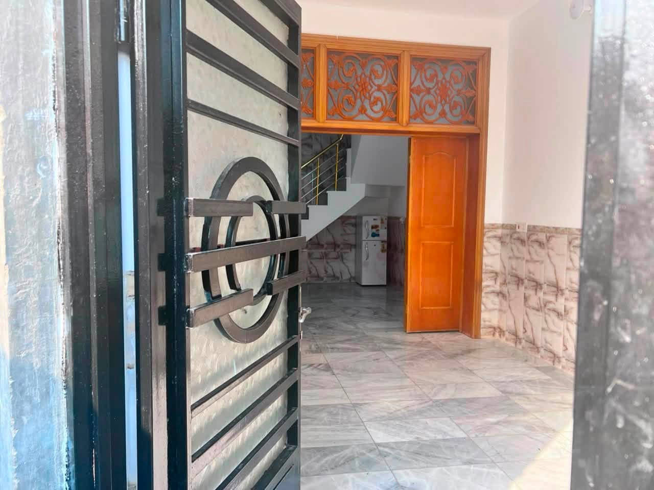 بيت للبيع – كربلاء حي الرسالة

🏠 بيت للبيع في كربلاء المقدسة – حي الرسالة

📍 العنوان: حي الرسالة، قرب مستشفى الولادة وقرب الساحة.

📐 المساحة: 100 م²
🏗️ البناء: حديث، طابق واحد، صب مسلح.

✨ يحتوي على: ارضيه مرمر رتفاع سقف 3 م

• استقبال
• صالة
• مطبخ
• صحيات عدد 2
• غرفة كبيرة

💰 السعر: 70 مليون نقداً، قابل للتفاوض.
🏦 المبادرة: 88 مليون، والقسط للمصرف العقاري 438 ألف شهرياً.

📌 البيت يباع تطلّوعة وموقعه مميز جداً.***********
***********

