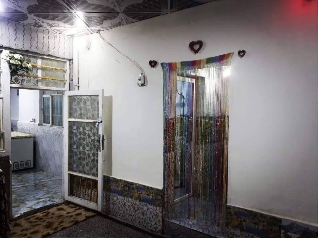 يوجد بيت🏘 ليجار   مساحه 215  شارع علكم ) (250
يتكون من 🚪غرفتين 🚪   🚪وستقبال  وهول جبير ومطبخ  🍝 2ومكشوفتين 

🛁ومغاسل 🚽  ) ويتكون من سراميك ومرمر وسقوف ثانويه 

*********** )
