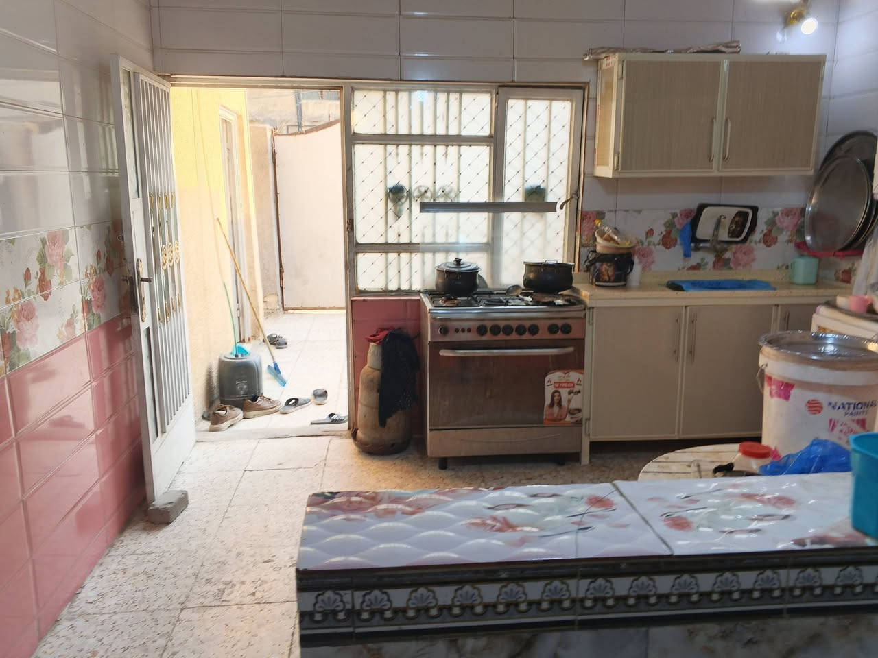 السلام عليكم بيت للبيع منطقة العبيدي قريب ع الشارع يم حسينية دموع الزهراء 
مساحة البيت 236 متر واجه 10 ونزال 23 ونص
يحتوي على استقبال وصاله ومطبخ وغرفتين نوم وصحيات البيت صب مسلح المنطقى تبليط ومجاري وكهرباء  البيت فقط مكاتبه سعره 95 مليون وبي مجال للاستفسار *********** مكلف بنشر
