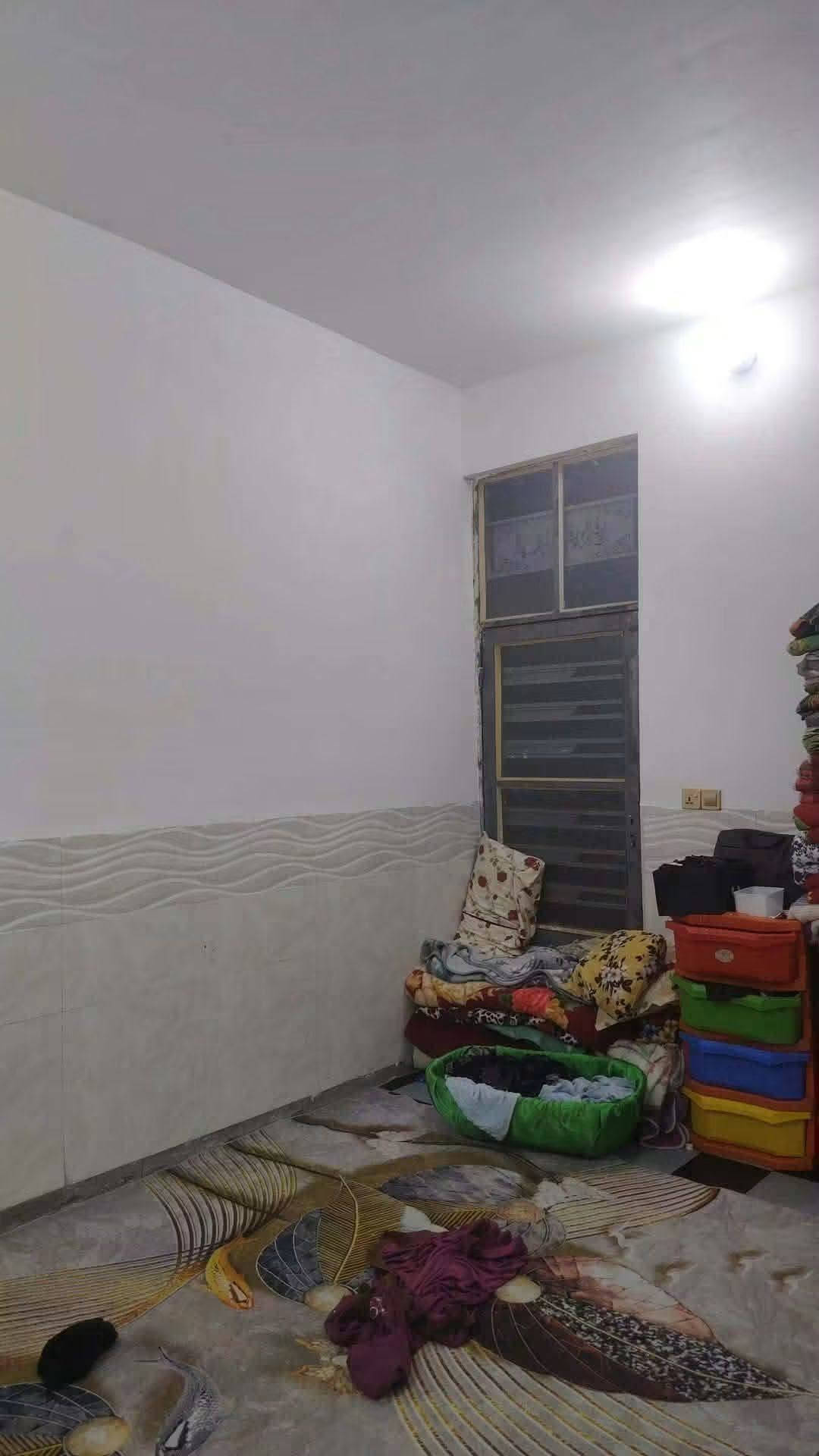 سلام عليكم عندي بيت للبيع بحي السلام بحي البساتين ١١٠ متر مربع ٧ متر وكسور الواجهة والنزال قريب ١٥ متر بيه غرفتين نوم وصالة واستقبال البيت بياض وسيراميك ناقصه كاشي وبعض النواقص التواصل خاص او واتس اب ***********
