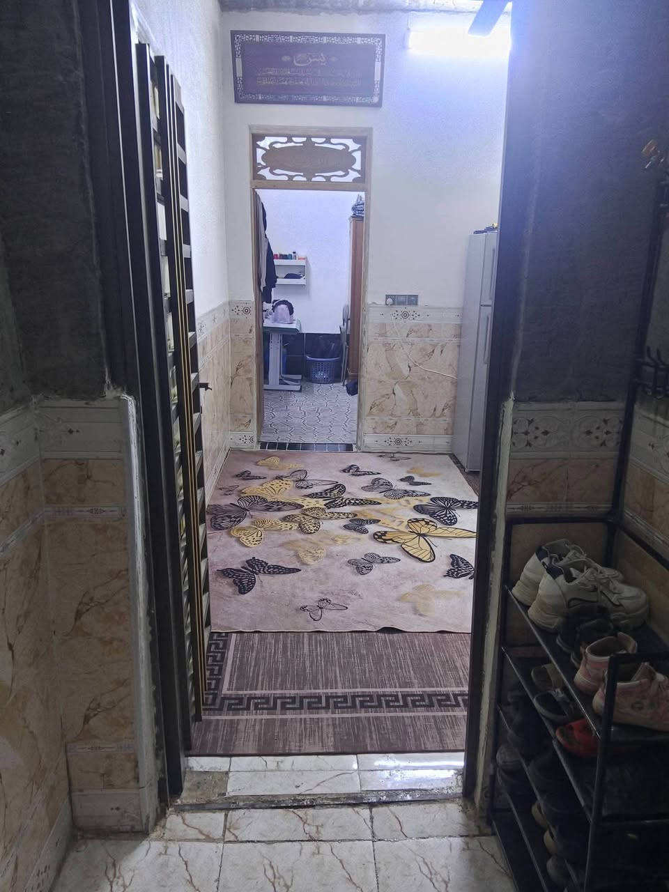 سلام عليكم بيت 50 متر للبيع جديد الارضيه كله سيراميك بيت نضيف غرفه وصاله ومطبخ وحمام ومكشوفه تبليط حد باب البيت 
عنوان البيت طريق كربلاء طريق يا علي عامود 136 
سعررر 12 وبيه مجال للشراي 
الاتصال ع الرقم ***********
