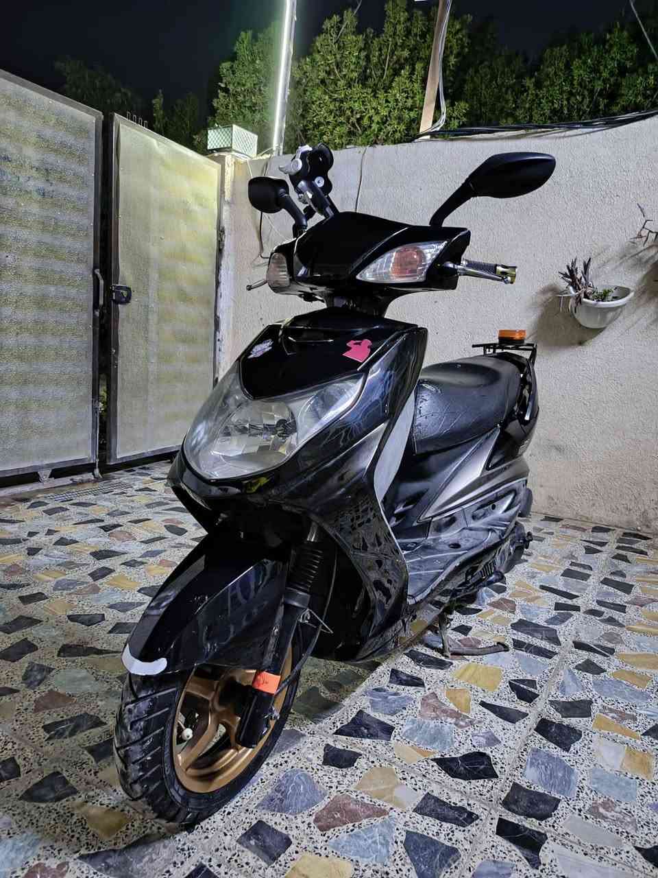 دراجة سكنس فحل مكفولة كفالة عامة  اوراق كاملة نكرة سلف وهندر محرك مكفول ناعم لا نضوح ولا تبخير كفراتها بلاديات كهربائيات كلها كاملة عداد شغال قفل جنطة واستيرن زوج تايرات جدد سعرها 800 وبيها مجال  مكاني الشعلة ***********
