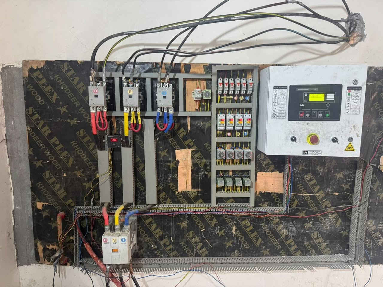 سلام عليكم  مولد لبيع
منطقت سجن الصلاحي 
بيه جازه 200 كيفي
حمله 850 امبير وقابل لزيادت لحمل
بيه مكاين ثنين مكينه 13 ستندر 
وبيه مكينه اشتاير 24 جديده  
***********
