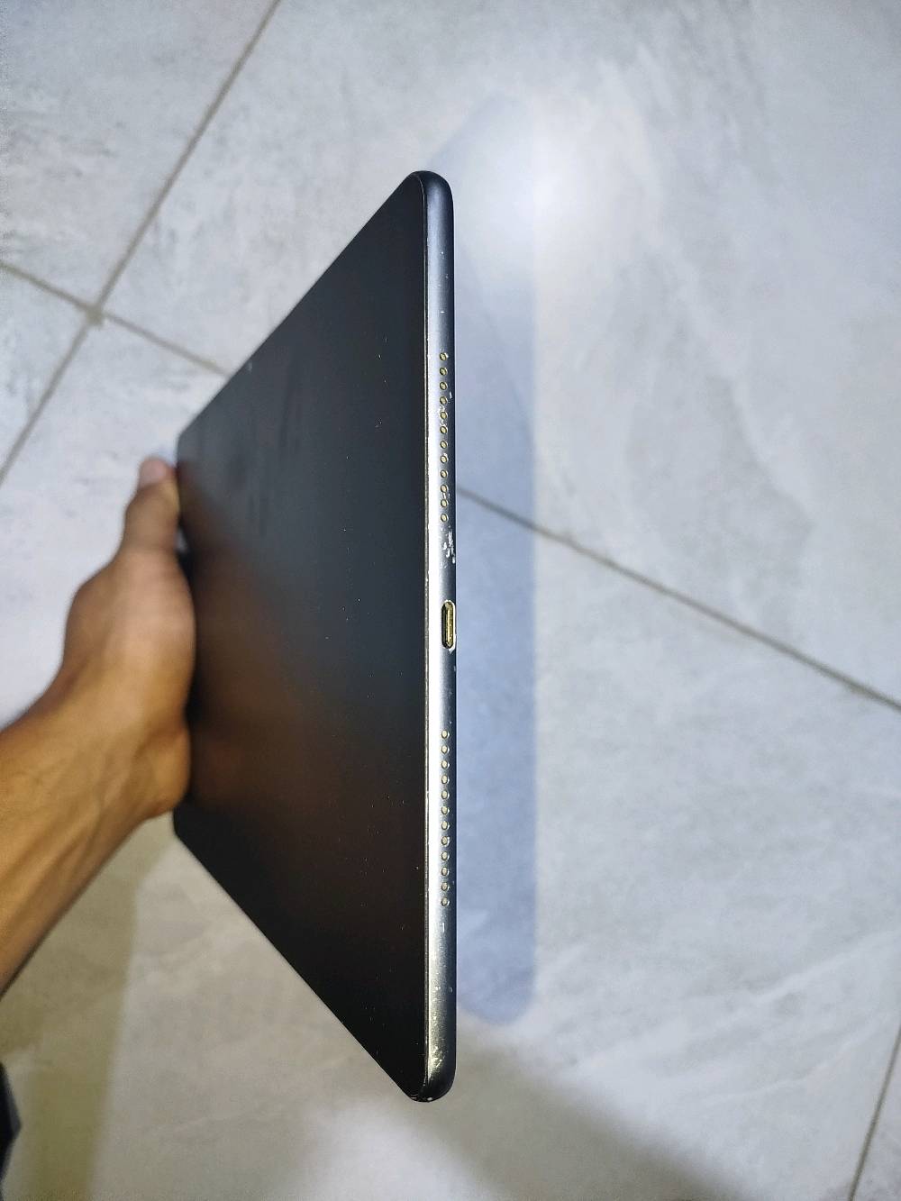 🔥 للبيع Huawei MatePad 11.5 2025 PaperMatte 🔥

📱 الجهاز:

• Huawei MatePad 11.5 2025 PaperMatte
• الموديل: TXZ-W09
• اRAM: 8GB
• التخزين: 256GB
• الشاشة: 11.5 بوصة 2.5K
• معدل التحديث: 120Hz
• شاشة PaperMatte مضادة للانعكاس
• البطارية: 10,100mAh
• شحن سريع 40W
• كاميرا خلفية 13MP
• كاميرا أمامية 8MP
• أربع سماعات ستيريو
• اWi-Fi و Bluetooth
• منفذ USB-C

⌨️ الكيبورد:

• ءHUAWEI Smart Keyboard الأصلي
• قابل للفصل
• يمكن استخدامه كحامل للجهاز
• مناسب للدراسة والكتابة والعمل

🔌 الشاحن:

• شاحن Huawei الأصلي 40W
• كيبل USB-C الأصلي

📍 الموقع: الموصل ، حي الكندي 

💰 السعر: 400,000 دينار عراقي

السعر قابل للتفاوض 

للتواصل خاص او على الرقم *********** 
متواجد على الواتساب
الجهاز عليه أي خدوش، ضربات، أو ملاحظات بالشاشة/الحواف/الظهر؟ وإذا أكو شي، وين مكانه وشكد واضح؟: 
الاطار مشخط خفييف بدون اي تأثير على الاستخدام مثل ما موضع بالصور
شكد مدة استخدامه تقريباً؟ وهل انفتح على أي تصليح أو تبديل قطع من قبل؟: 
مدة الاستخدام سنة و الجهاز ما مفتوح و لا واصل مصلح ابد
شكد وضع البطارية هسه؟ يعني هل تدوم زين وما بيها هبوط أو مشكلة بالشحن؟: 
البطارية ممتازة و ما تفقد شحن ابدا
هل كل الملحقات موجودة 100% مثل الكارتونة، الشاحن، الكيبل، والكيبورد الأصلي؟: 
نعم كل الملحقات الاصلية موجودة 
البيع منين بالضبط بالموصل، وهل تقبل المعاينة والتجربة قبل الشراء؟ وهل السعر نهائي لو بيه مجال للتفاوض؟: 
حي الكندي و اقبل المعاينة و بي مجال للتفاوض