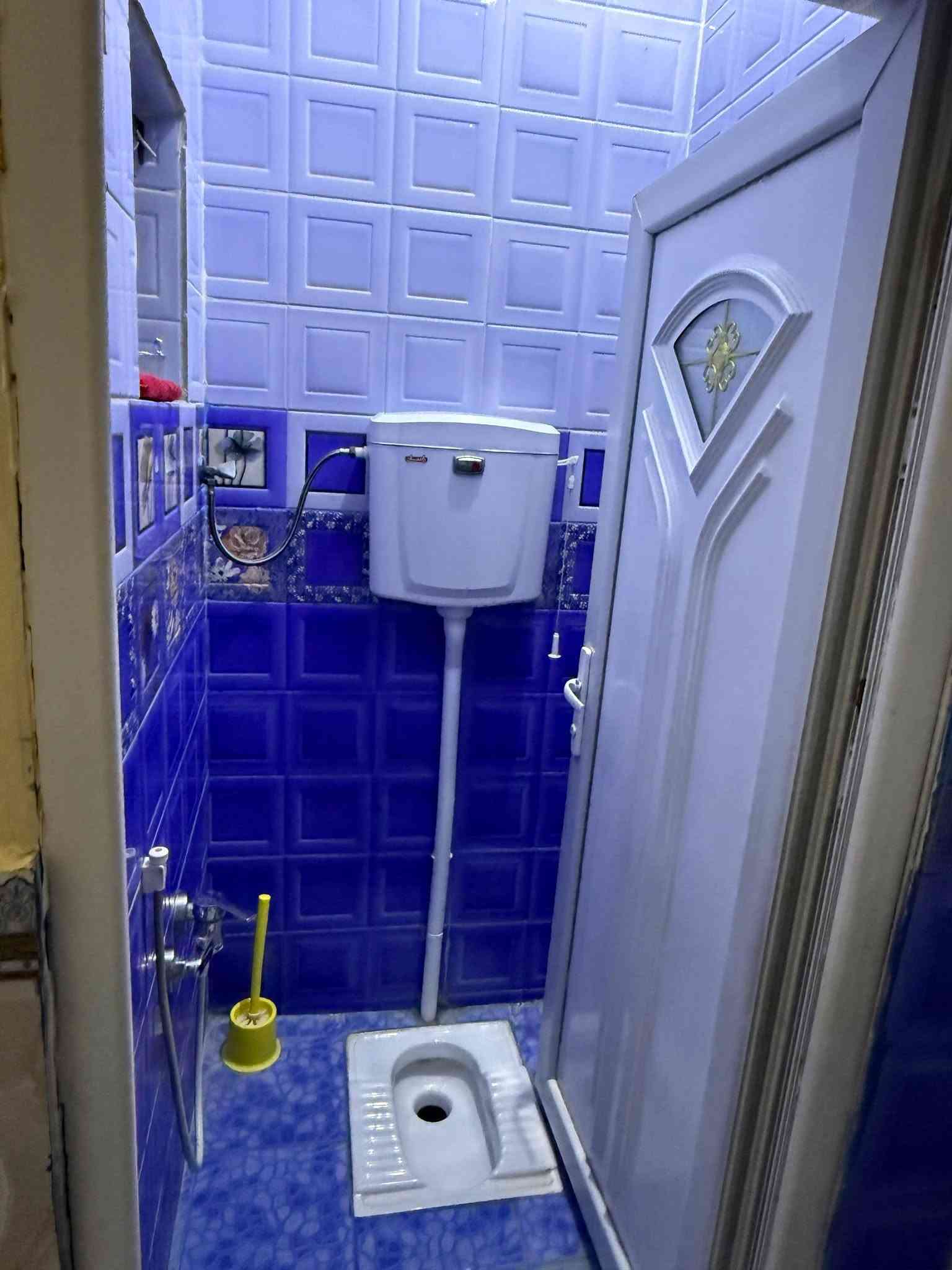 بيت للبيع المساحة 100m² ( 10 *10 )
📍المنطقه العابر مقاطعه 73 مجاور ياسين خريبط 
📍خلف محطه وقود الخليج  قريب على شارع محمد القاسم  
✔️  الطابق الارضي يحتوي على غرفه واستقبال وصاله ومطبخ وصحيات ( حمام وتواليت معزولات ) ومنور وحمام خارجي 
✔️  الطابق الاول يحتوي على 3 غرف كبيره وحمام عدد 2 وهول موزع كما بالصوره 
✔️  الطابق الثاني من سندويج يتكون من غرفه عدد 2 وصحيات ومطبخ وهول

🔴 يعني البيت 3 طوابق 
 
للتواصل مع الرقم 
***********
