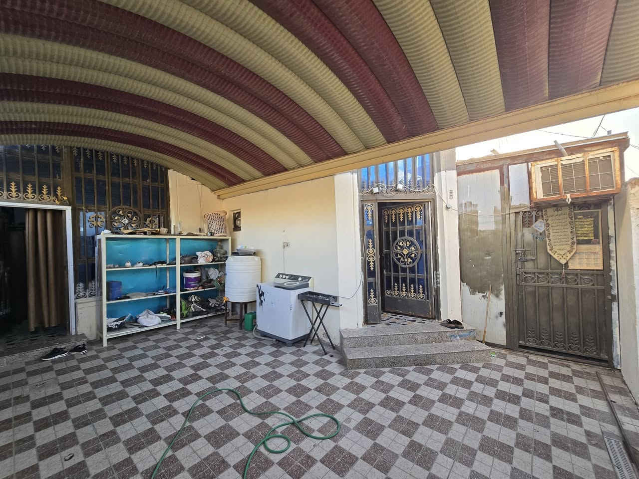 📍 الموقع: شارع ستين قرب صيدلية كبسولة 
📐 المساحة: 200 بناء حديث
↔️ الواجهة: 10 متر
⬇️ النزال: 20 متر

🏢 عدد الطوابق: طابقين

🔹 التفاصيل:
🔸 الطابق الأول:
🛏️ غرفة عدد وحده 
🛋️ صالة
🛎️ استقبال
🍽️ مطبخ
🚿 حمام وصحيات
كراج 
ومنور
🔸 الطابق الثاني: 
غرفة عدد ثلاثة
صاله 
وحمام وصحيات 

⭐ المميزات:
✨ البيت مرتب وجاهز للسكن
📍 قريب من كافة الخدمات

💰 السعر: اكتب تم يجيك خاص

————————————
#متابعة_الصفحة
#نستقبل_جميع_عروضكم
———————————————————
🔺#للاستفسار الاتصال ع الارقام
***********📲 رسول
‏‪***********‬‏ 📲  ابو رسول
واتساب ***********
————————————
او زيارة مكتبنا متواجدين 11 صباحاً إلى 8 مساء 
🔺مكتب رسول الناصري للعقارات 
🔺العنوان:-شارع 60 مقابل صيدلية كبسولة
