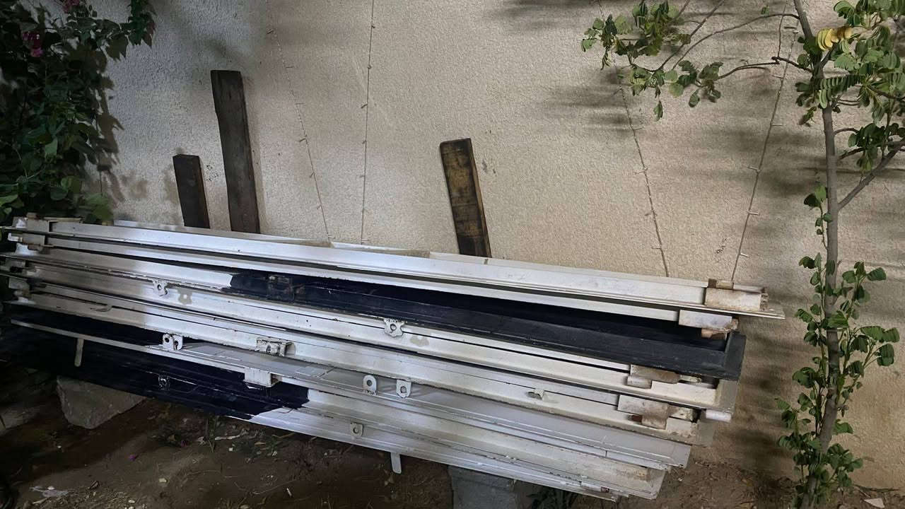 ابواب مال محلات عدد 2 بدون جربوبة فقط ابواب 5 طلاكات الارتفاع   مترتين ونص والعرض طلاكه 50 سنتيم 
كما وضوح في صورة للبيع للاتصال ***********
عنواني ديالى ناحية جديدة الشط/قرية الحويش
