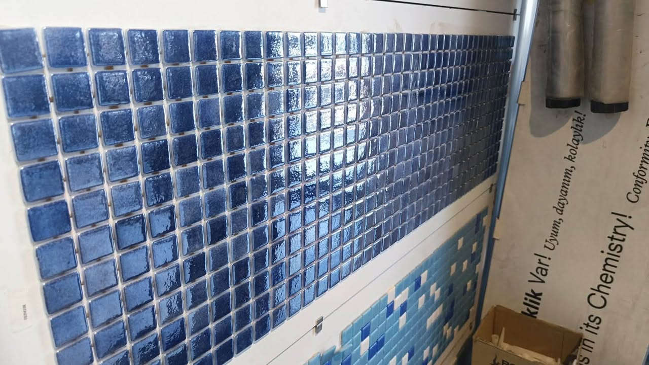 تتخيل مسبحك💦 بلمسة فخامة وهدوء؟ 👀 الحل موجود… بورسلين وموزائيك زجاج شبكي صيني🇨🇳 المنشأ خاص للمسابح 🌊
✔️ مقاوم للماء والرطوبة 100%
✔️ ألوانه ثابتة مقاومة للحراره والكلور
✔️ قوة ومتانة تعيش سنين
✔️انتي بكتريا 
✔️ضد التأكسد درجة نفاذ الماء 0%
ناجح مختبريااا
مانع انزلاق 
ملاحظه ضمان حقيقي خمس سنوات 
....................
تابعونا: ماسكات زوايا درج ستانلس ستيل ثقيل 2 ملم مصبات كوبرا 
📲 *********** احمد حسام الدين الجاف ابو فهد
 ملاحظة لايوجد لدينا اي فرع اخر 
#مسابح #موزائيك_مسابح #بورسلين_مسابح #انشاء_مسبح #مزارع_بلد_السياحيه #موزائيك #viralreels #viralvideos
