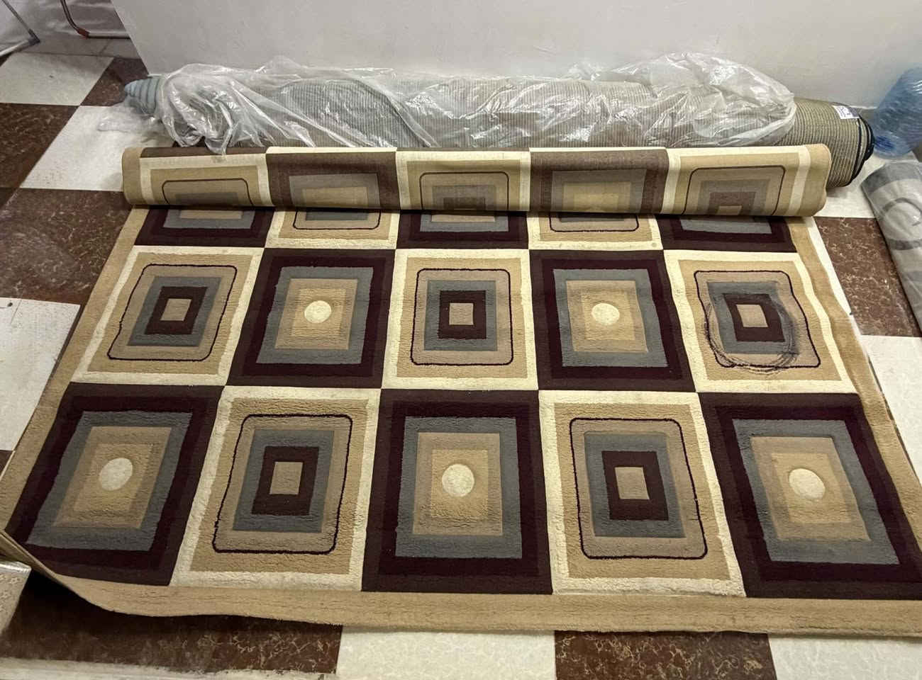 مجموعة سجاد ممتازة ونظيفة للبيع بسعر مناسب جداً! ✨
بأسعار مناسبة، سجاد بحالة ممتازة وجاهز للاستخدام (نظيف جداً وخالي من أي ضرر، فقط قطعة واحدة تحتاج غسل وموضحة بالصور بكل أمانة):
​📌 تفاصيل القطع والأسعار:
​🔹 سجاد (جوزي مع تركوازي):
​القياس: 3 \ 5 متر
​السعر: 300 ألف دينار
​🔹 سجادة باللون السماوي:
​القياس: 3 \ 6 متر
​السعر: 200 ألف دينار
​🔹 سجادة باللون الجوزي مع ورد بنفسجي:
​القياس: 3 \ 4 متر
​السعر: 150 ألف دينار
​💡 ملاحظة: السجاد شرط النظافة والسلامة من أي شق أو تلف.
​📍 المكان: [كربلاء حي التحدي]
📞 للتواصل والاستفسار:  الرقم: [***********]
