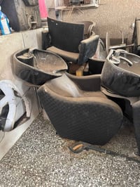 مغاسل عدد4 كراسي عدد9 فقط 1 بيهم مضرر فرنسيات  اصليه والله    كراسي وم...
