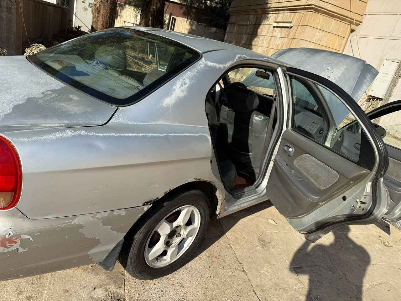 موديل /2000
السيارة ابسم ابو صديقي بلدوام 
والمحرك امجفت يعني اذب دخان من الصالنصه 
والكير بي هاف 
يعني محتاج صبغ وكهربائيات اذا ايريد يصرف عليه 
وغرامه 500 رايدهه 25 $ ورقه   وبيه مجال الغرامه ارجو الاتصال على الرقم(( (ابو موسى القريشي ‏‪***********‬‏)) السياره في بغداد....

