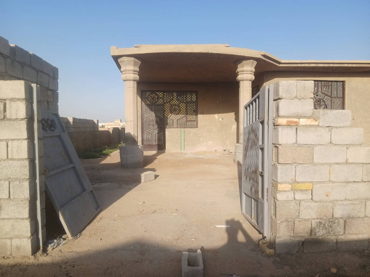 بيت البيع المساحة 600متر العنوان بغداد تقاطع النهروان منطقت الجوادين رقم ***********
