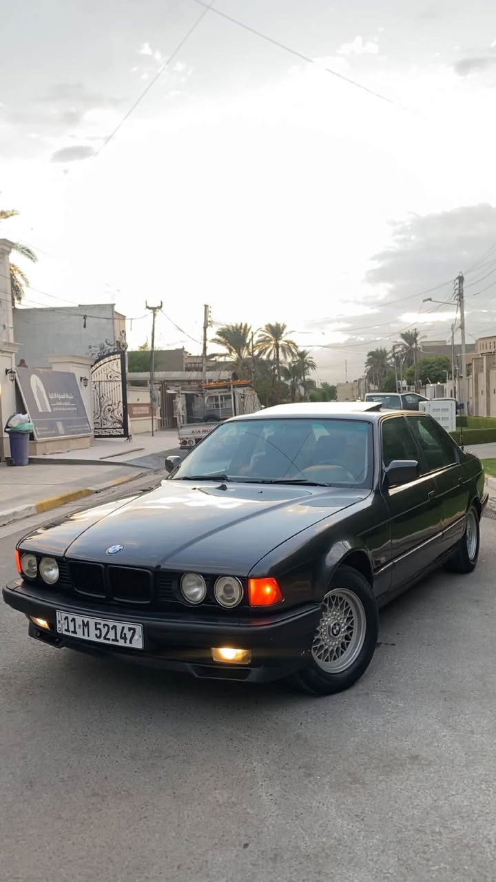 للبيع BMW 735 
موديل ٩٢ رقم بغداد الانكليزي باسمي تحويل مباشر هزه جديده 
محرك كير شغاله ١٠٠/١٠٠ 
حداديه جديده امامي خلفي 
تبريد شغال ثلج 
موصفات 
دبل ايرباك دبل كمبيوتر دبل جام 
سلايد رووف طكيتن
بجم عريض  
داخل مخمل جديد 
بطاين سود صاج ملكي ابو الخط 
ترايش لمتد 
سكليتر كهرباء  
لايت زنون  
برده خلفيه 
ويل خليه اصلي وتخم تاير جديد 
سياره جديده. بمعنى الكلمه وعليها ادامه كامله مال جناي بدون اي نقص 
مصبوغه عام للجماليه بدون اي ضربه ولا خايس 
السعر 63$ 
للاستفسار الاتصال على الرقم ***********
مكاني السيديه حي الاعلام
