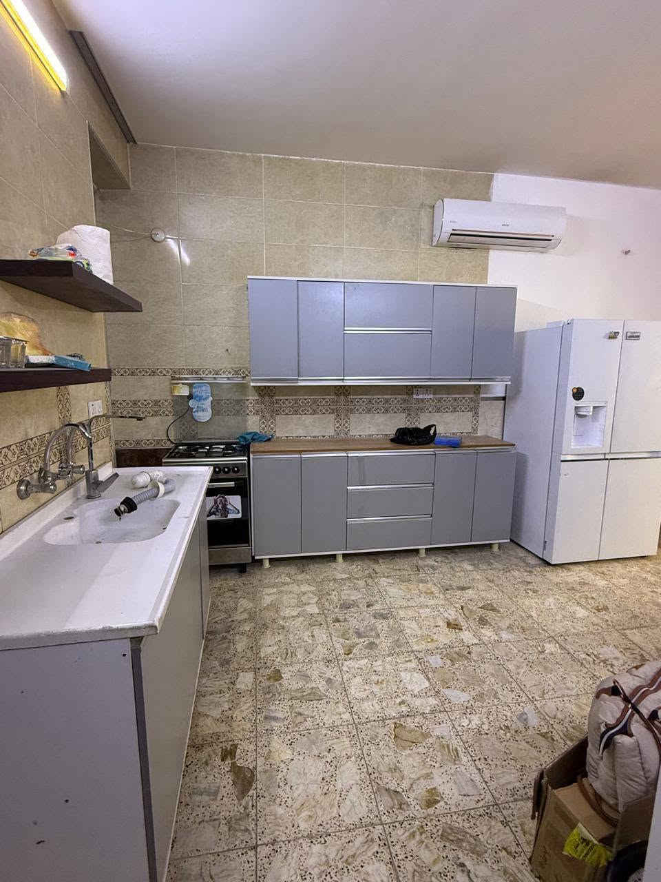 للإيجار مشتمل طابق أرضي، بناء جديد.
للاستفسار حصرا على الرقم ***********
الموقع: الزعفرانية، شارع الكهرباء، الفرع المقابل لركن الفداء.

المساحة: 100 متر مربع.

يتكون من استقبال، هول، مطبخ، غرفة، حمام ومخزن.

البيت بناء جديد ومناسب للسكن.

الإيجار: 400 ألف دينار شهرياً.

للاستفسار: ***********
