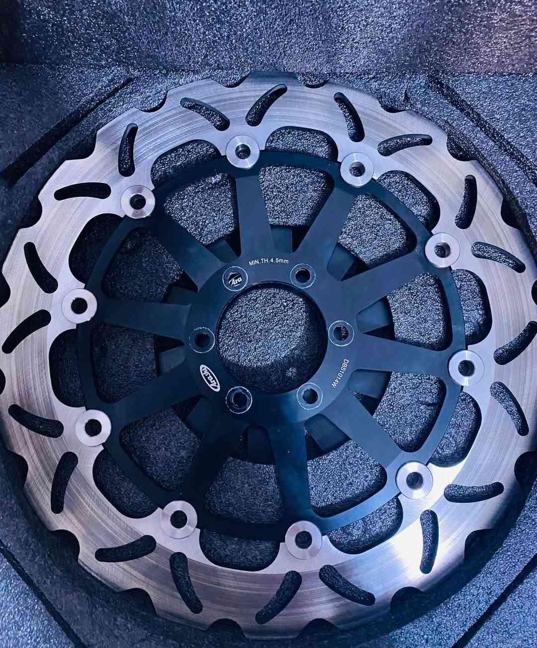 للبيع: أقراص فرامل أمامية (دسك بريك) (Arashi Floating Brake Rotors) أصلية وجديدة ✨

🔹 المواصفات والنوع: Arashi DBS1014W

🔹 السمك الأدنى (MIN.TH): 4.5 مم

🔹 التصميم: تصميم موجي (Wavy) متطور يوفر تبريداً سريعاً للأقراص ويمنع الالتواء تحت الضغط العالي والسرعات الكبيرة.

🔹 المواد: مركز الألومنيوم خفيف الوزن والمقاوم للصدأ مع طوق فولاذي عالي التحمل.

📌 التوافق:
الأقراص متوافقة مع مجموعة واسعة من الدراجات النارية، وأبرزها:
✅دوقاتي (Ducati)
Aprilia ✅
✅لا اعلم قد تتوافق مع بقية الدراجات 

🚚متوفر توصيل لجميع محافظات العراق
📞 للتواصل اوالاستفسار مراسلة الصفحة على الماسنجر او على الواتساب/ ‭***********‬

#قطع_غيار_دراجات، #دوقاتي، #ياماها، #فرامل_ريس، #Ducati، #Yamaha #بغداد #عراق
