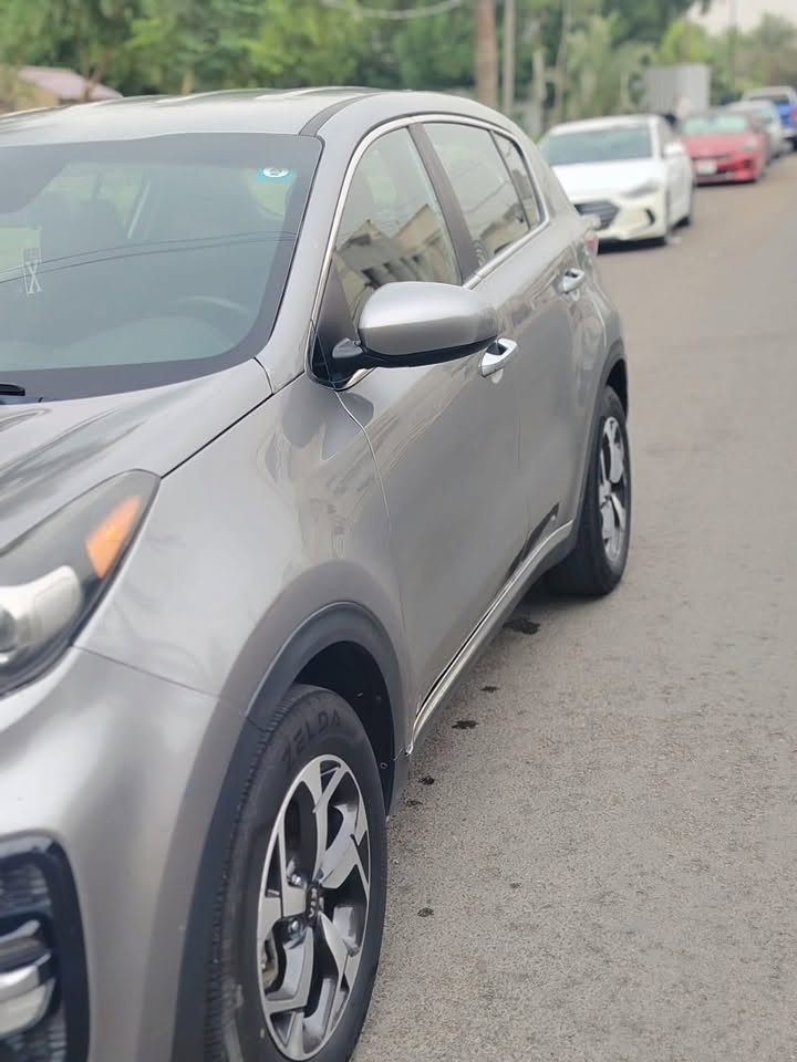 🚘 للبيع كيا سبورتج  2020 | فئة LX

✨ سيارة مرتبة ونظيفة، مناسبة للي يدور على سبورتج عملية ومواصفاتها حلوة وممشاها قليل بالنسبة لسنة الموديل.

🔹 الموديل: كيا سبورتاج LX
🔹 سنة الصنع: 2020
🔹 المحرك: 2.4 GDI — 4 سلندر
🔹 القوة: 181 حصان تقريباً
🔹 القير: أوتوماتيك 6 سرعات
🔹 الدفع: رباعي AWD
🔹 اللون: رصاصي
🔹 الممشى: 91,000 كم
🔹 شاشة
🔹 كاميرا خلفية أصلية
🔹 كشنات قماش
🔹 بدون فتحة سقف
🔹 بدون بصمة

✅ محرك 2.4
✅ دفع رباعي
✅ كاميرا خلفية أصلية
✅ ممشى 91 ألف كم
✅ سيارة عملية وعائلية

💰 السعر: 155 ورقة 💵 (15,500$)
📌 قابل للتفاوض للجادين

📍 الموقع: بغداد

📞 للتواصل والاستفسار: *********** يوجد واتساب
