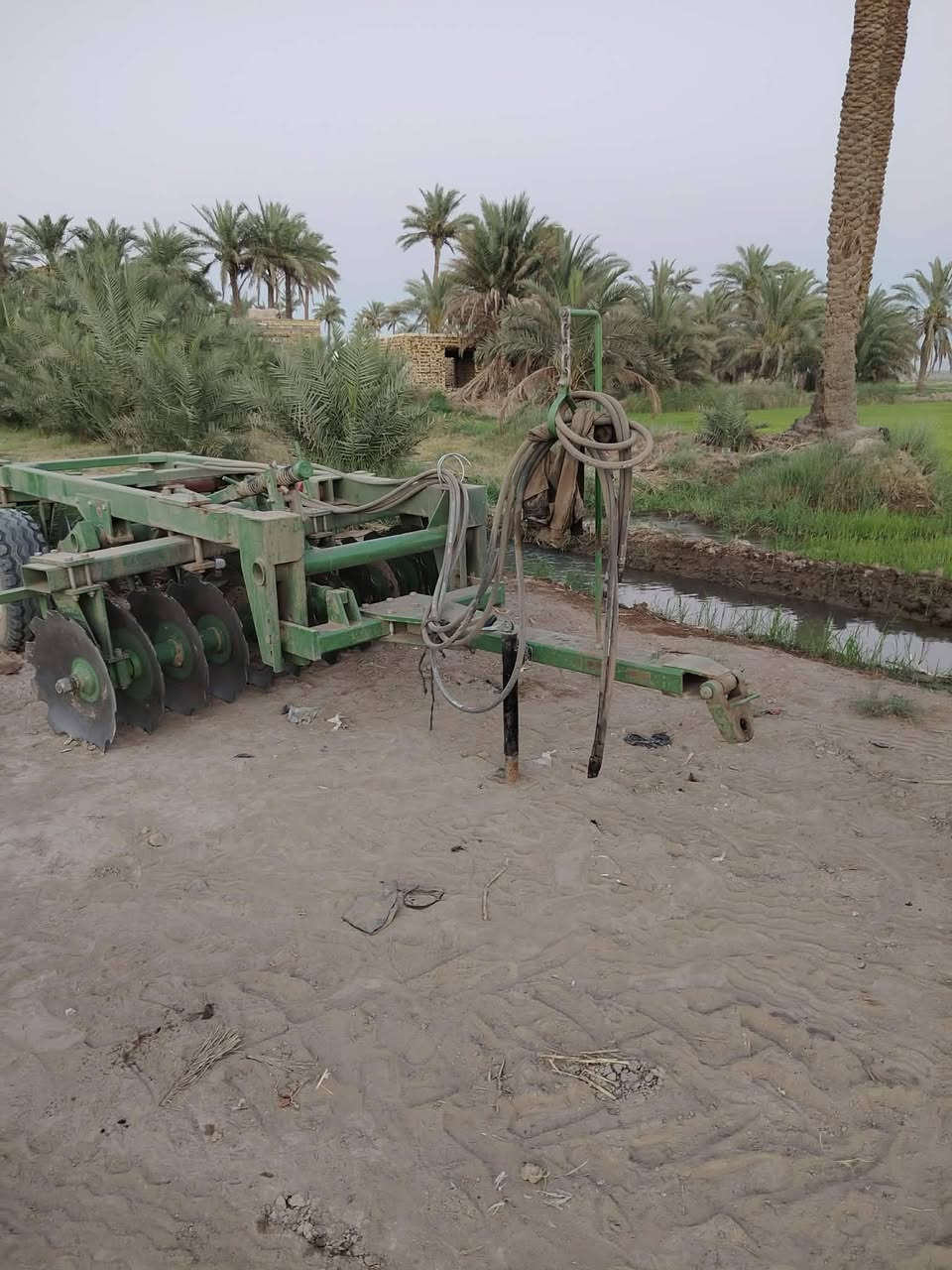 سلام عليكم دسك حجم 24 لبيع مشتغول 150 دونم فقط الاستفسار رقم الهاتف ***********
