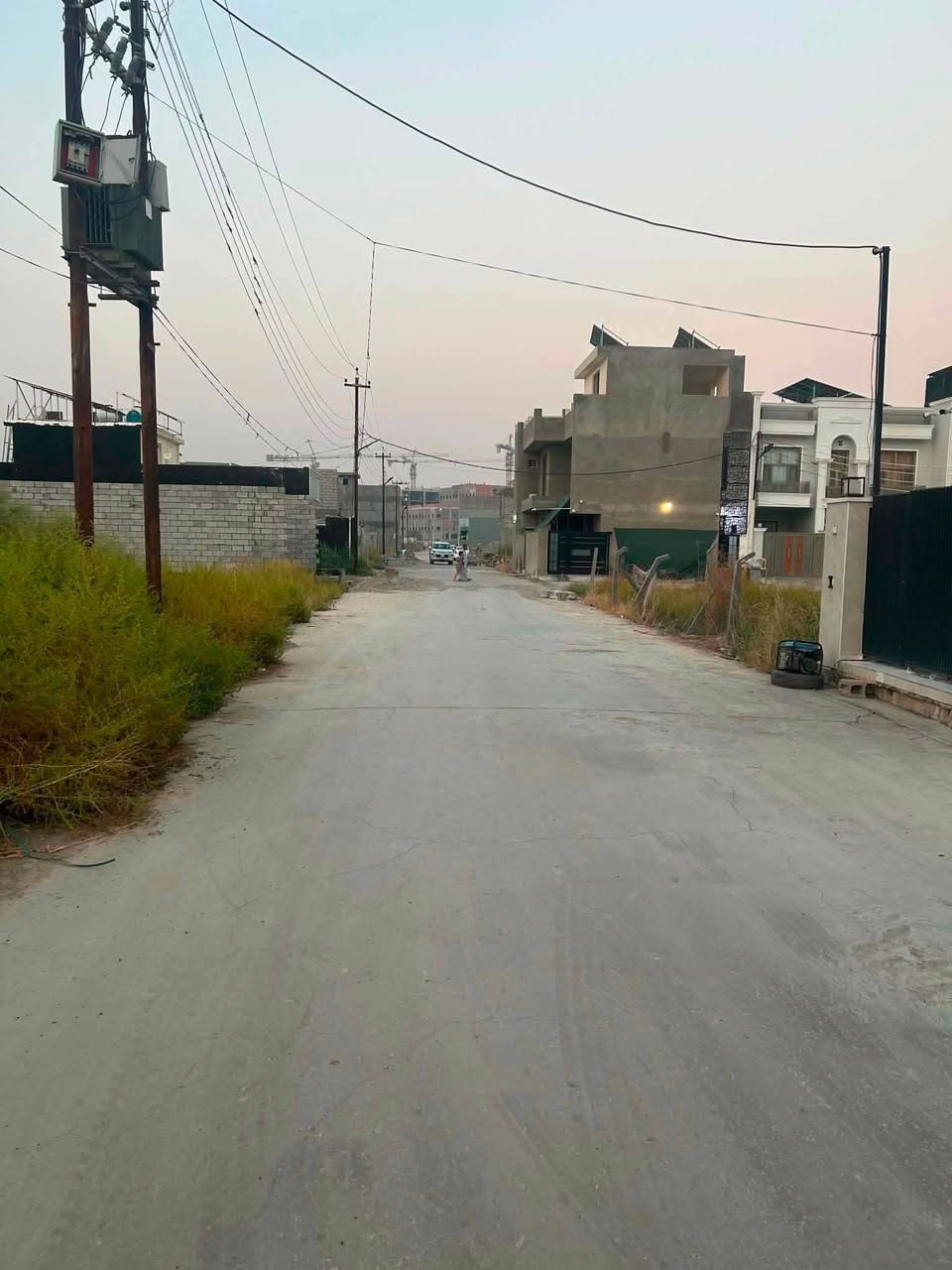 السلام عليكم
عندي قطعه ارض زراعي سند 25 
مساحه 150 متر 
واجهه 10 متر 
نزال 15 متر 
مكانه مقابيل مستشفى الاسترالي شارع صبه وكامل خدماته 
قريبه على الشارع 
السعر 110 مليون وبيه مجال بسيط
الرقم / ***********
