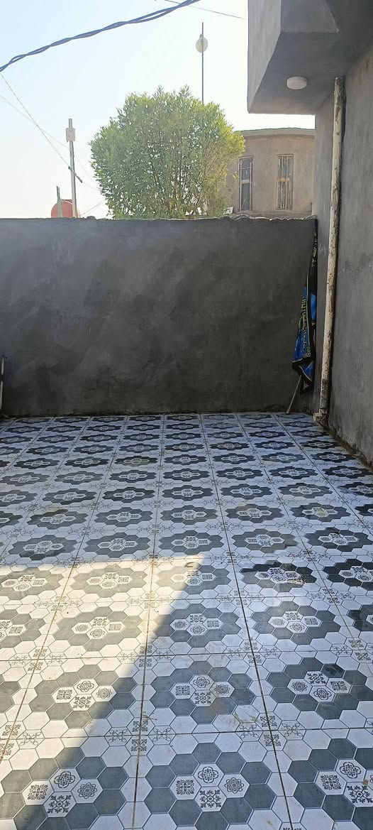 بيت للبيع 200متر شارع المطحنه شارع 32 غرفتين3×4 صاله 10× 5استقبال 4×6مطبخ 5×4ونص غرفه بالسطح مكامله عالنص صحيات مناور 2  ركن علـّۓ. شارعين شارع مبلط بالباب مقابيله اسواق قريب علـّۓ. مدرسه الرحاب كهرباء مي مولد ذهبي السعر 75مليون قابل لتفاوض منطقه كلش هادئه اي استفسار خاص او اتصال علـّۓ. رقم صاحب الدار *********** زراعي مشمول بقرار 320مرقم م̷ـــِْن البلديه
