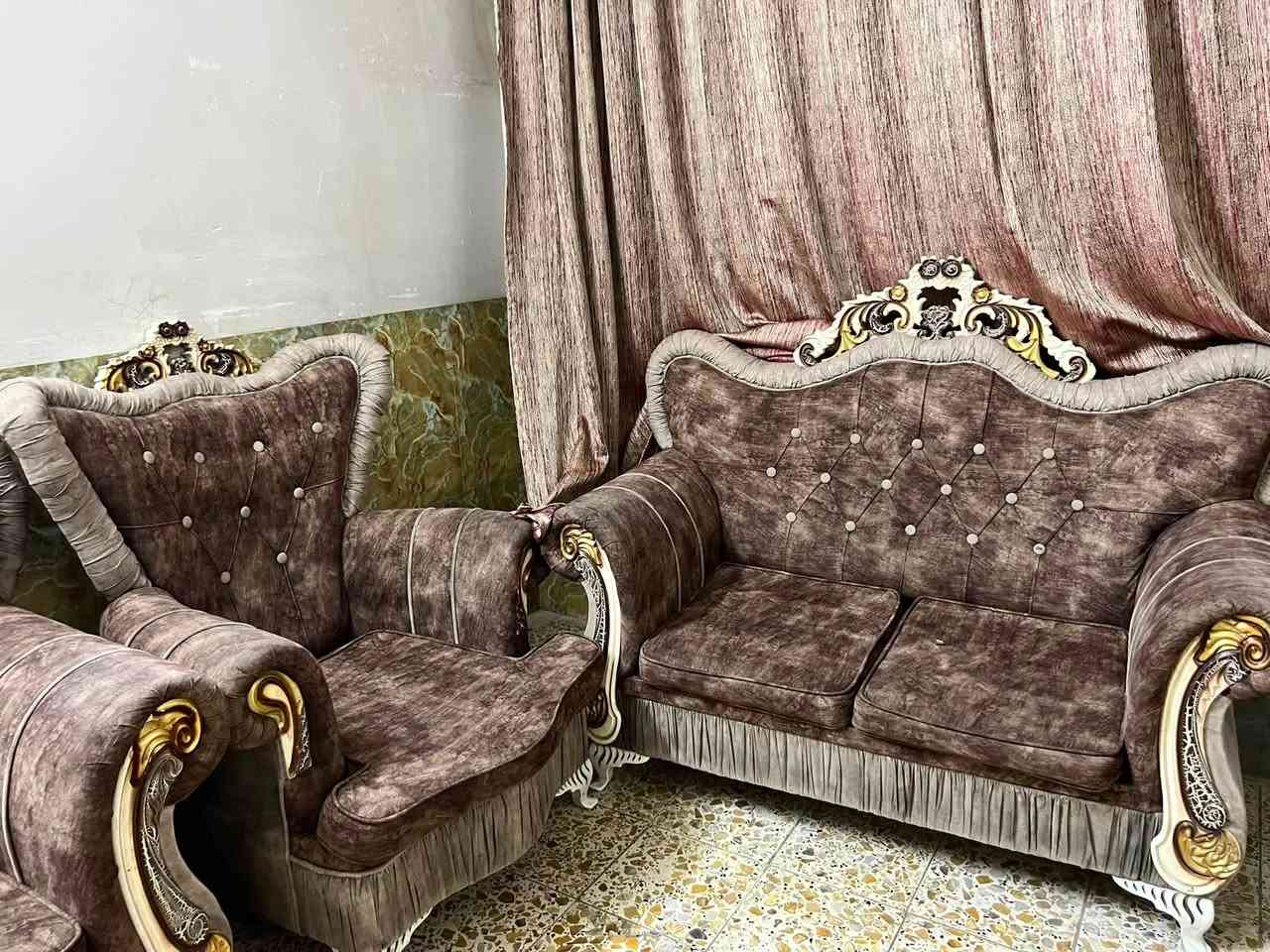 تخم المقاعد وجهين مثل ما موضح بالصور 
7 مقاعد وحده ثلاثيه وحده ثنائيه وثنين فرديات السعر قفل 175
مكاني بغداد الشعله ***********
