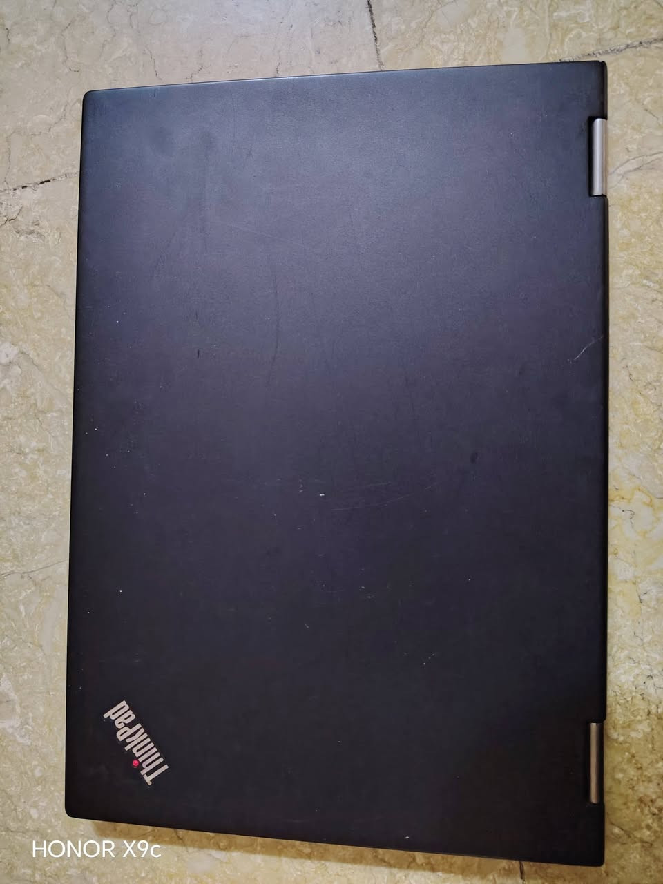 ​المعالج: Intel Core  i7 (الجيل الثامن)
الذاكرة العشوائية (RAM):  أو 16GB DDR4 (مدمجة)
​التخزين:  512 M.2 NVMe SSD
​الشاشة: 13.3 بوصة FHD (1920×1080) IPS تعمل باللمس، قابلة للطي 360°
​القلم: ThinkPad Pen Pro مدمج وشاحن داخل الجهاز
​كارت الشاشة: Intel UHD Graphics 620 (مدمج)
​البطارية: 50Wh مع دعم الشحن السريع (Rapid Charge)
​المنافذ: Thunderbolt 3، USB-C، 2x USB 3.1، HDMI 1.4b، قارئ microSD، منفذ سماعات 3.5mm
​الأمان: قارئ بصمة + غطاء كاميرا ThinkShutter

الرقم:/ *********** واتساب فقط

نص مكتوب في الصور:
- HONOR X9c