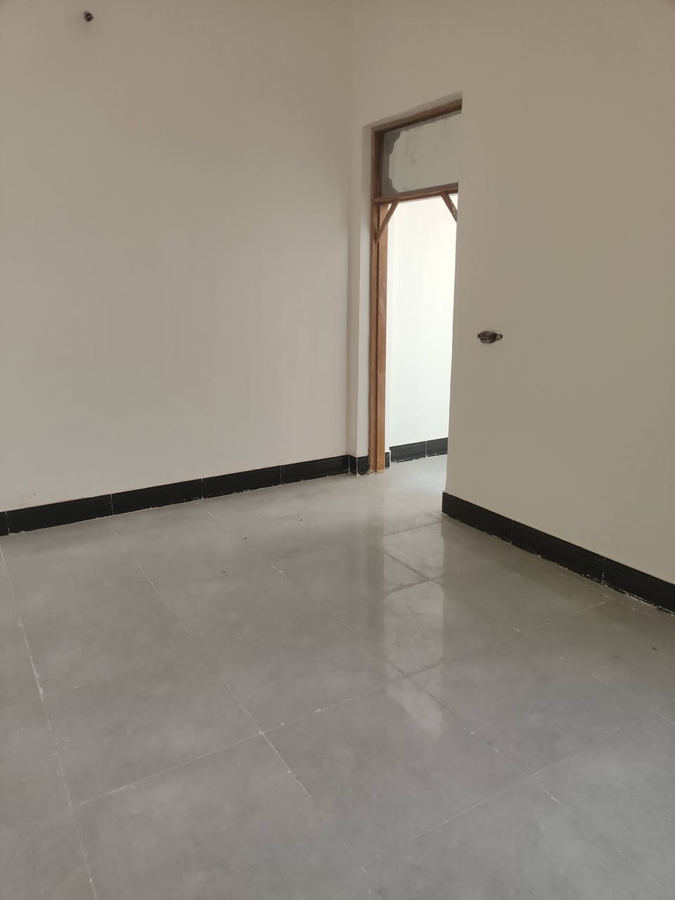 بيت 50متر بنائه درجة أول مال جناي يحتوي على غرفه وصاله مطبخ المطبخ مفتوح على صاله شارع مفتوح من
  شارع 20 رقم البيت بل51 سعر 43 مع مجال  ***********
