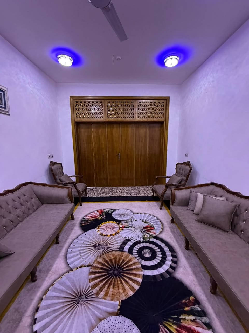 السلام عليكم ورحمه الله وبركاته 
دار للبيع مساحه 150متر واجه 7ونص ونزال 20طابقين طابو زراعي سند 25 موقع الدار ابو خستاوي شارع الغسل دار نضيف جدا محتويات الدار غرفه جوه وغرفه فوك ستقبال هول مطبخ مجمع صحيات خارجيه وداخليه الاستفسار اكثر الاتصال ***********
