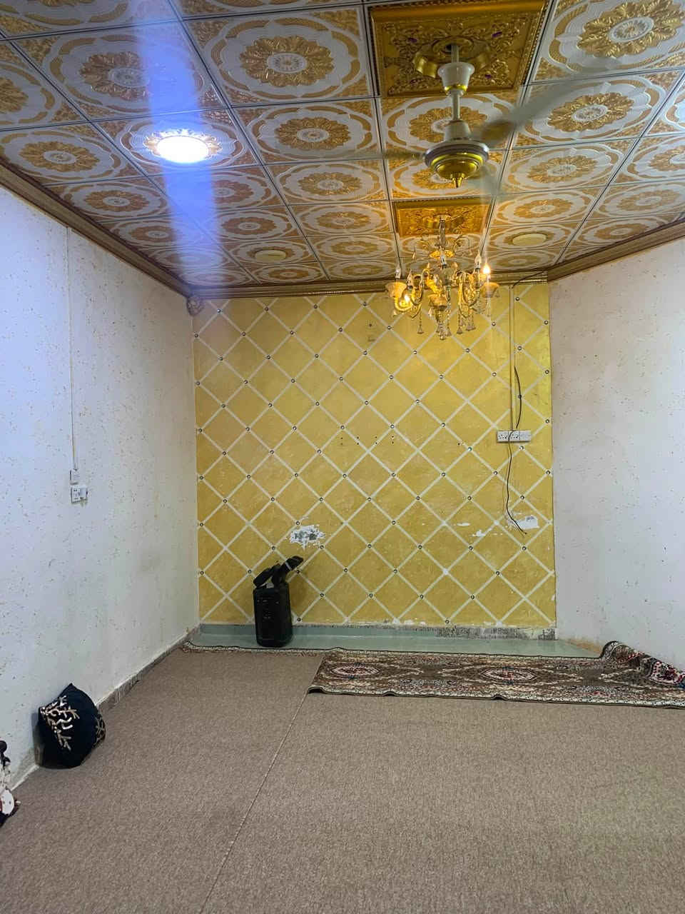 السلام عليكم بيت تابع للماليه مساحته تقريبا 350 إلى 400 موقعه بالجبيله خلف مول تايم سكوير سقف كونكريت ما عليه لا ازاله ولا كص السعر 60 الشراي يتصل ما متواجد عالنت ***********
