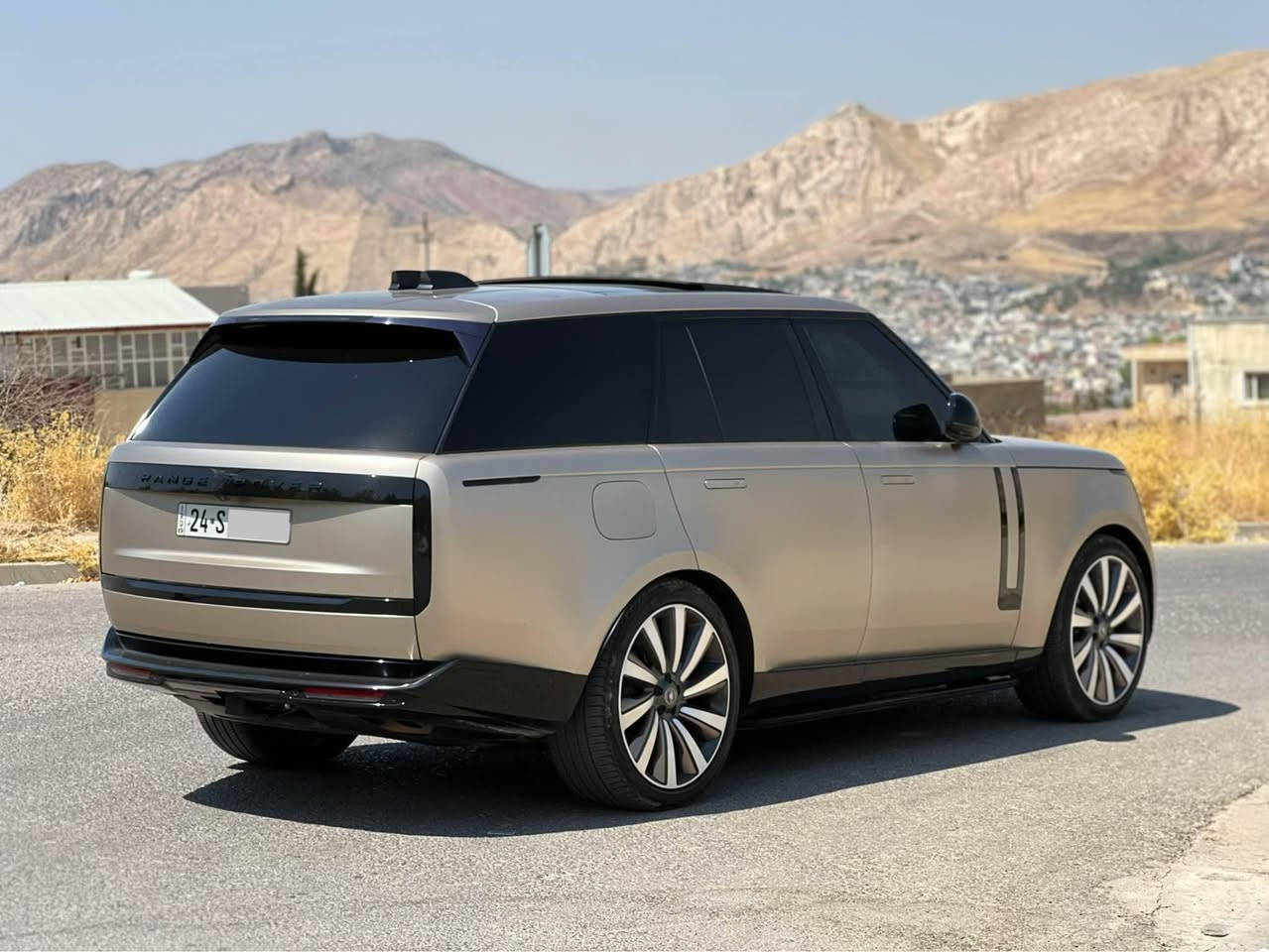 ✨ قمة الفخامة البريطانية.. Range Rover SE P400 موديل 2023 ✨

للراغبين في امتلاك الهيبة المطلقة والتصميم المستقبلي، النسل الجديد كلياً من أساطير رينج روفر (L460) متوفر الآن بحالة الزيرو.

🔹 الجيل الجديد كلياً
🔹 المحرك: 3.0L Turbo Inline-6 (400 Horsepower)
🔹 المنظومة: MHEV هجين خفيف + توجيه عجلات 
خلفية لمناورة فائقة

🔹 الداخلي: جلد Windsor ملكي، شاشة Pivi Pro 13.1"، نظام صوت Meridian

🔹 المميزات: تعليق هوائي متكيف، إضاءة Pixel LED، سقف بانوراما، مقابض مخفية

سيارة تجسد التميز والراحة على أعلى مستوى.

📍 المكان: دهوك
حالة السيارة: [Clean title - كلين تايتل]
📞 للتواصل والاستفسار عن السعر:
اتصال / واتساب: [***********] دهوك, العراق
