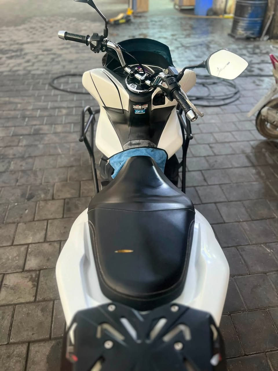 سلام عليكم PCX جيل الثالث  ياباني JF
مصارلهة هواي من نازله كفاله الدراجه كفر ومكينه لوك
ماشيه 34✅
الورقه مال مزاد✅
مكينه125✅
حساس ستان حساس ازدحام✅
المنفيس والكتلوكات والعدة هم وياها
السعر21مكاني بغداد مدينت الصدر  بعد سنه اذا كلولك مفتوحه ترجتع ماسنجر ممتواجد
شراي اتصل***********
