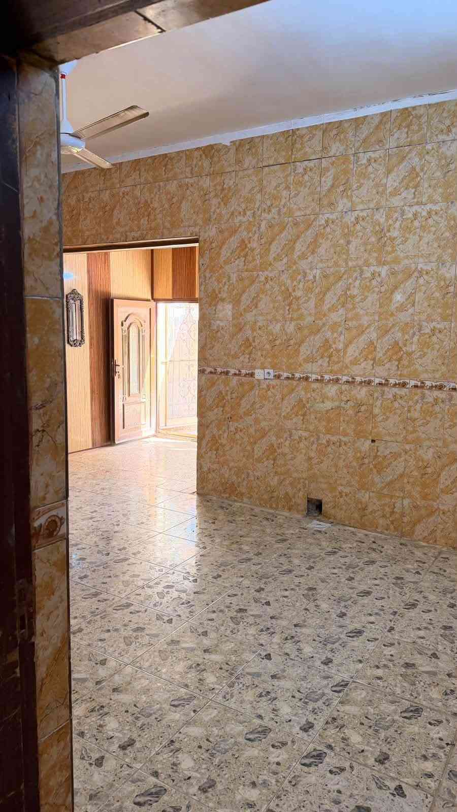 دار للايجار عنوان البيت 100 دار
بناء حديث نظيف ومصبوغ كله بالجديد
طابقين بورسلين
كراج وحديقة بي مدخل واحد
- الطابق الاول: غرفة نوم وصاله كبيرة
ومطبخ حار بارد وموزع
صحيات شرقي وغربي
- الطابق الثاني: غرفتين نوم كبار
وصحيات ومخزن
الحمامات والمطبخ كُلها سيراميك
450وبي مجال
***********
