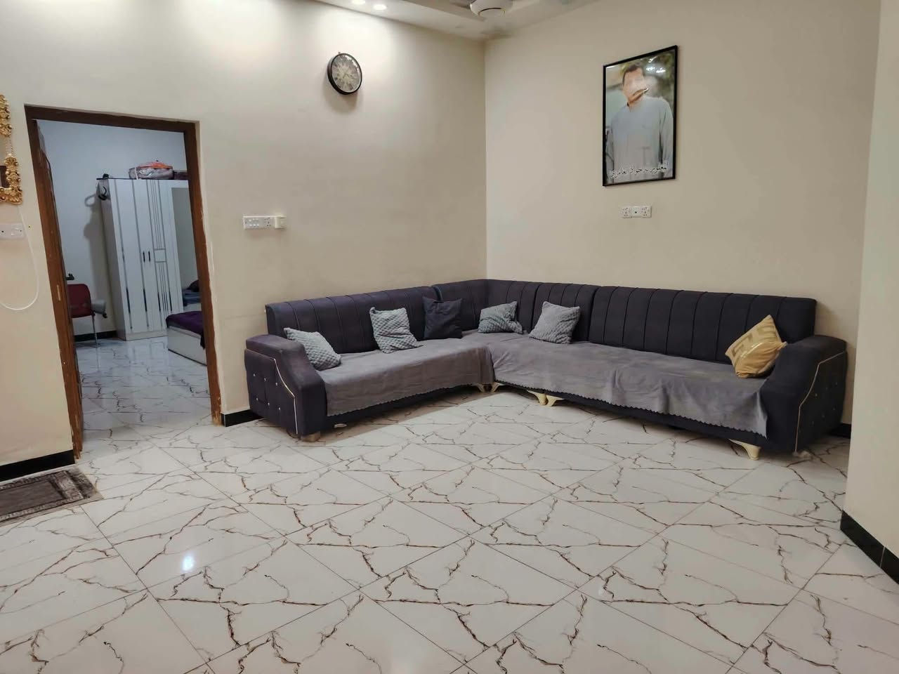 البيت للبيع حي الحكم طابقين مطلوب لمصرف 52 مليون نقد 85 مليون المساحه 125 متر طابقين 
لشراء يراجع مكتب الناجح للعقارات السماوة حي الحكم قرب مرطبات فستقه ***********
