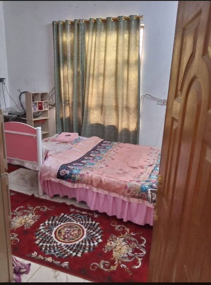 السلام عليكم ارض زراعية طابو سند٢٥ المساحة نصف دونم يحتوي على بيت مساحة ٢٢٠ اربع غرف نوم وسويتهن ومطبخ حار وبارد واستقبال وصحيات داخلية وخارجية بالاضافة الى مسبح ومحمية وتشجير العنوان بغداد منطقة السلاميات الاتصال على ***********
