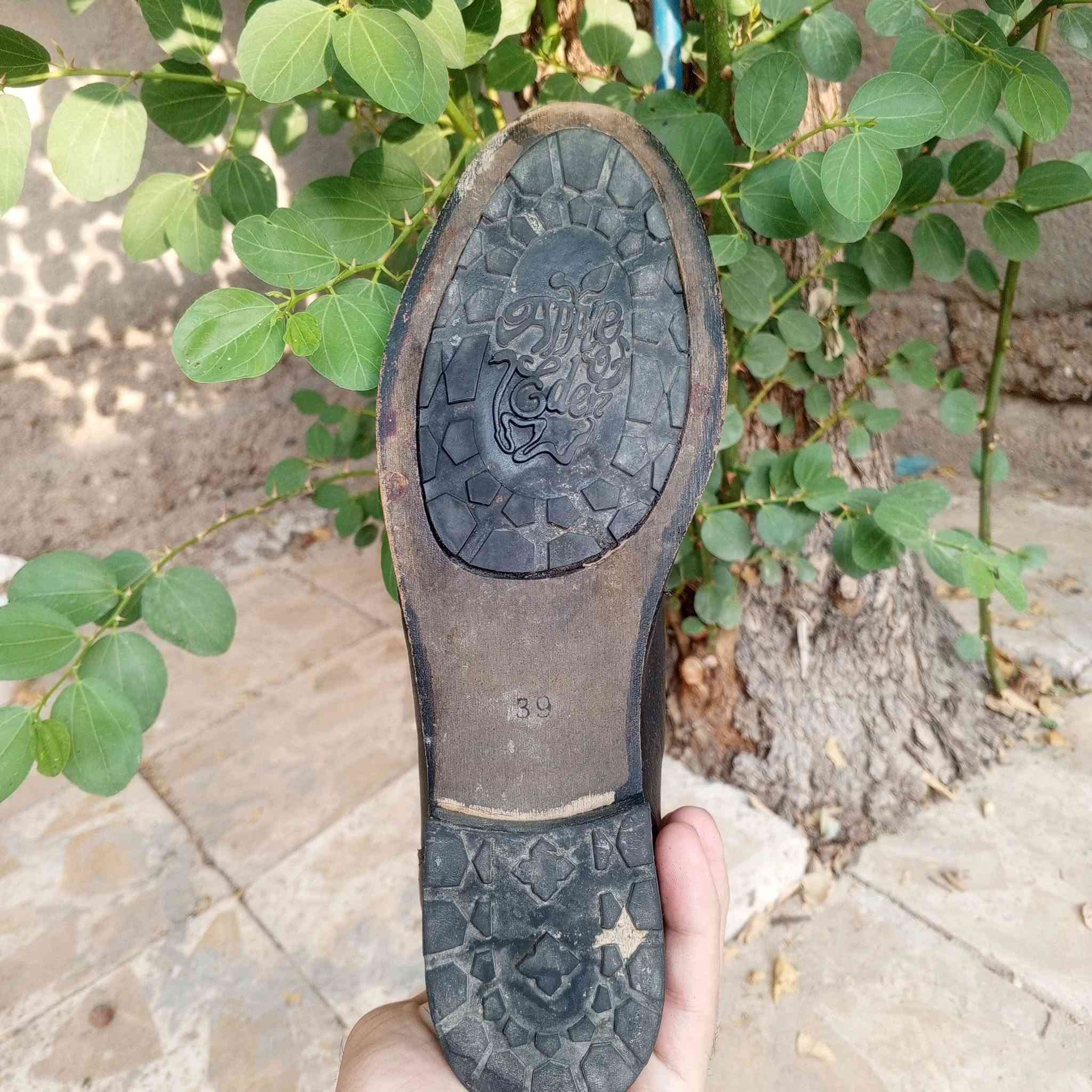 حذاء جلد • قياس ٣٩ • توصيل