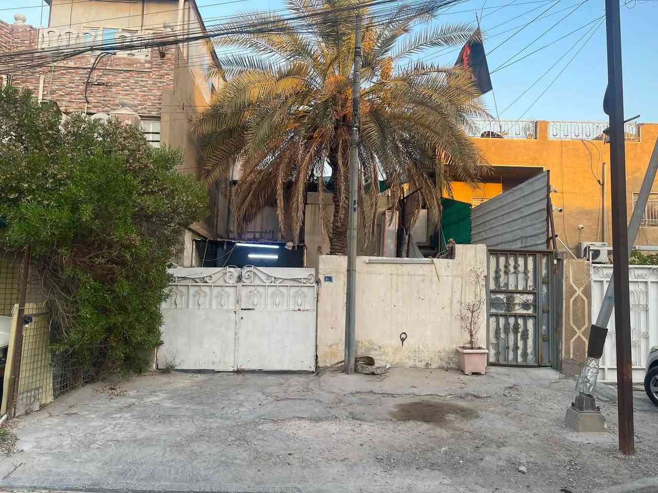 للبيع دار قديم تفليش يعتبر ارض المساحه 187.5 الواجهه 7.5 والنزال 25 سند مفرز مستقل ( باسم شخص واحد ) وحالياً مستأجر بالشهر مليون وميه يسلم فارغ حسب طلب المشتري الموقع شارع فلسطين العقاري محله 502 قرب شارع الخيمه الفرع عريض ونافذ للاتصال *********** او *********** شركة الخيمه للعقار
