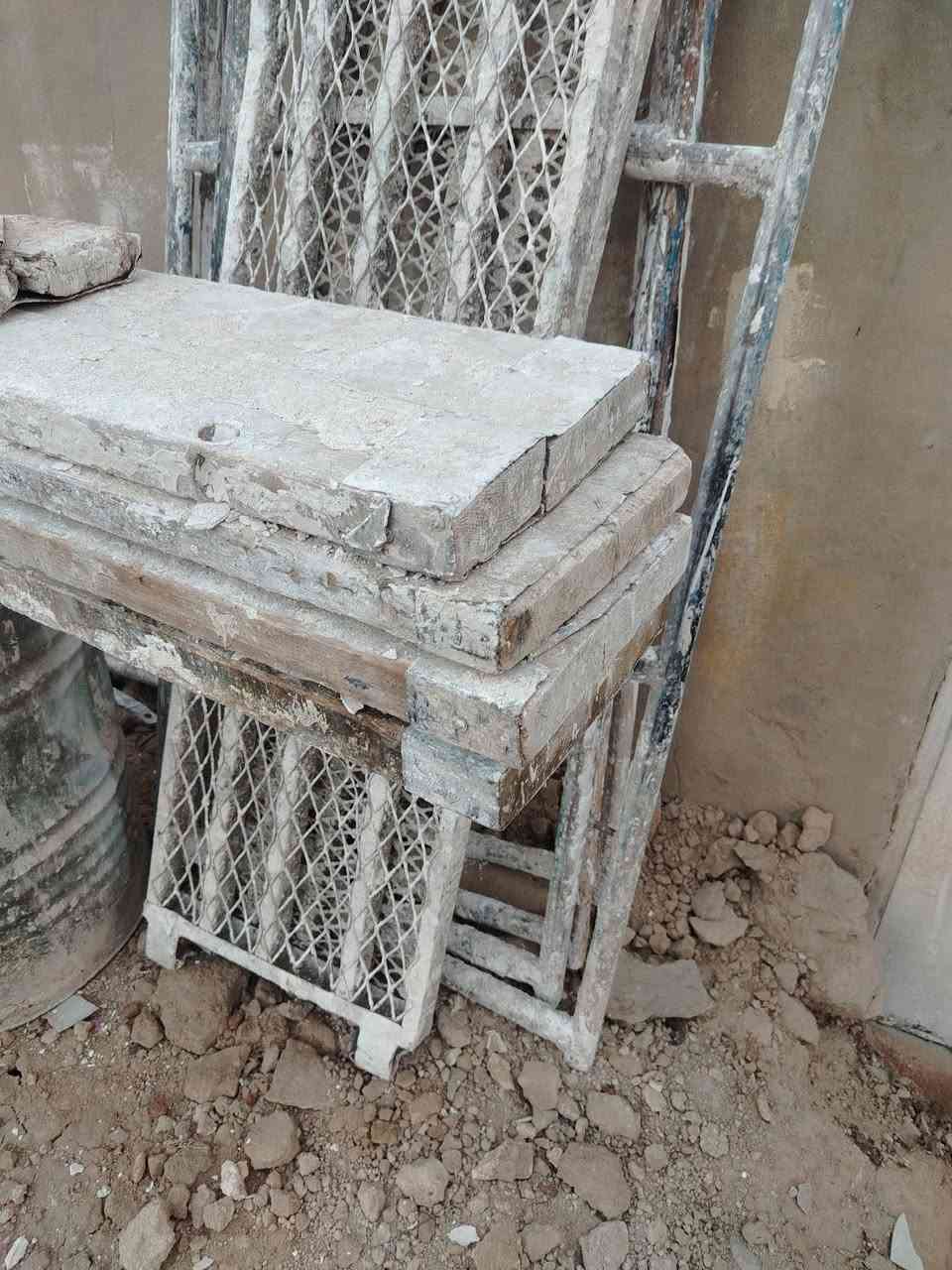 السلام عليكم ٤ دراب في ٤ أثنين دراب في ٣ونص ٢ قفص ابو السبعين برميل حديد عدد ٢ برميل بلاستك ١ للبيع تواصل خاص او اتصل ***********
