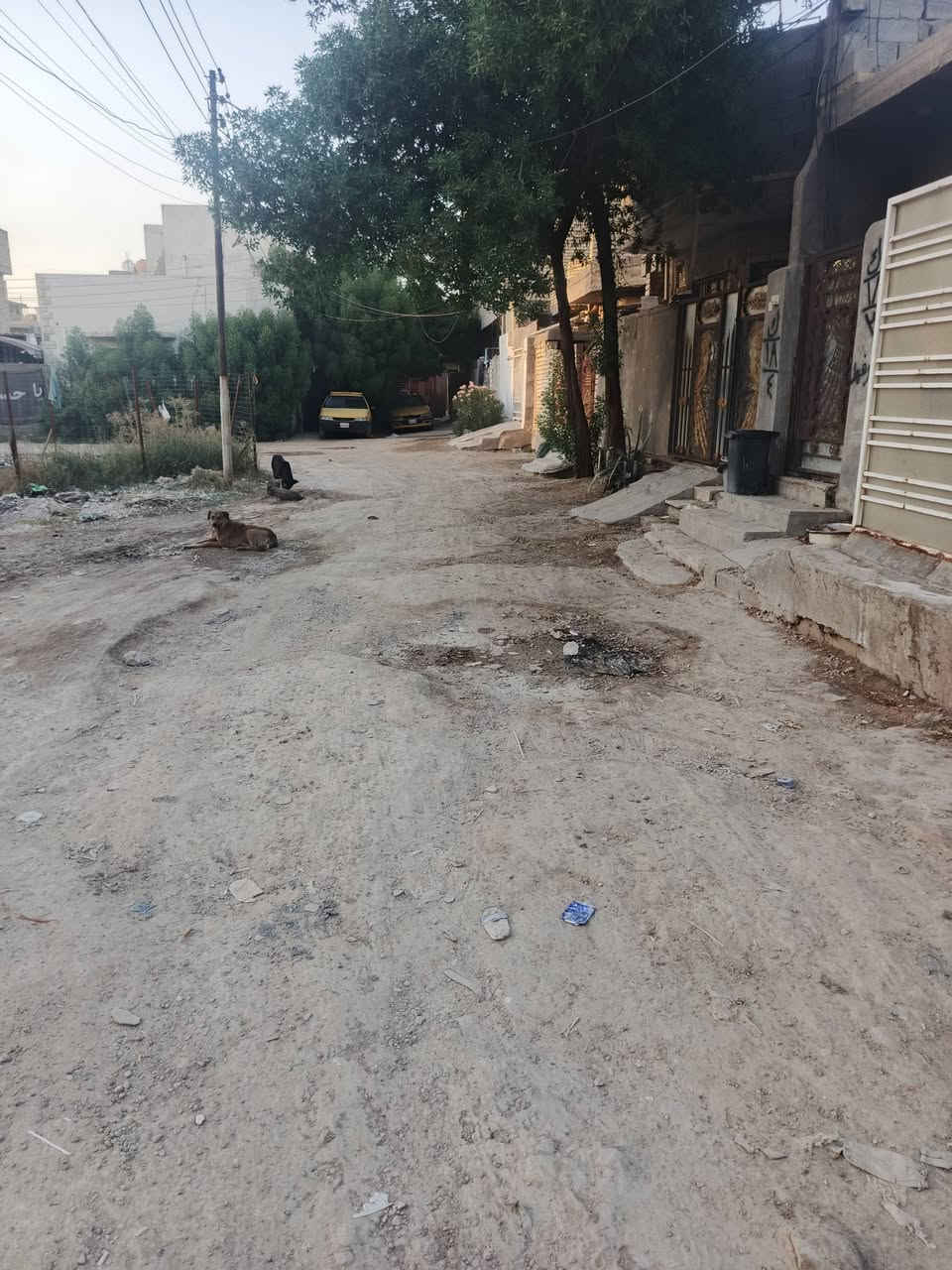 سلام عليكم  بيت لبيع في شعب سريدات قديمه مربع ثالث 
مساحت لبيت 75 طابق لوال كامل طابق ثاني هيكل يحتوي علا 2 غرف نوم وصاله حمام مثل ما موضح بل فديو لبيت سند 25 
بي وكاله من محكه سعره 65 بي مجال للاستفسار تصل علا رقم 
***********
