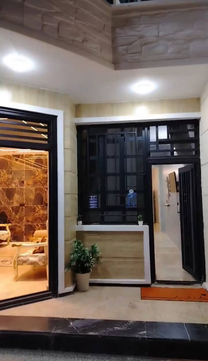 السلام عليكم
بيت للبيع في منطقة العبيدي الرئاسه طابو صرف

مساحه في السند ٧٥ واقع حال ٩٣ متر

يتكون من طابقين ونص ٣ غرف 

قرب الشارع العام مقابل التربيه القديمه

يقع في المربع الي بين شارع 20 وشارع 15

البيت امامه تشجير مسيج كامل ١٨٠ متر

بناء حديث جدا... درجة أولى 

رقم الهاتف ***********
