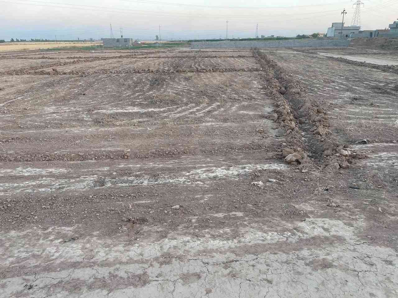 قطع للبيع منطقة(طيبة)مقابل معرض جوهرة الخليج يبعد عن الشارع العام 50 متر خلف التجاري المساحات 200 متر خدمات ماء وكهرباء وسكن ومدارس (سعر القطعة اربعة ملايين) ***********
