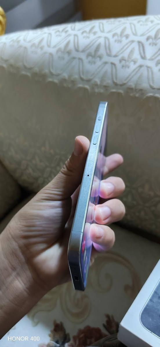 السلام عليكم إيفون 15 برو ماكس ماستر شرق اوسط  ذاكره 256 بطاريه 87 بلاد مكفول من الفتح وتر بروف الجهاز برغي ممفتوح بي بي فطر بل كلاس ونقطه سوده كلش صغيره بل وضع الداكن أبد متبين أثر وكعه 
السعر 730  ملحقاته كامله 
حله بكرلي 
***********

نص مكتوب في الصور:
- HONOR 400
