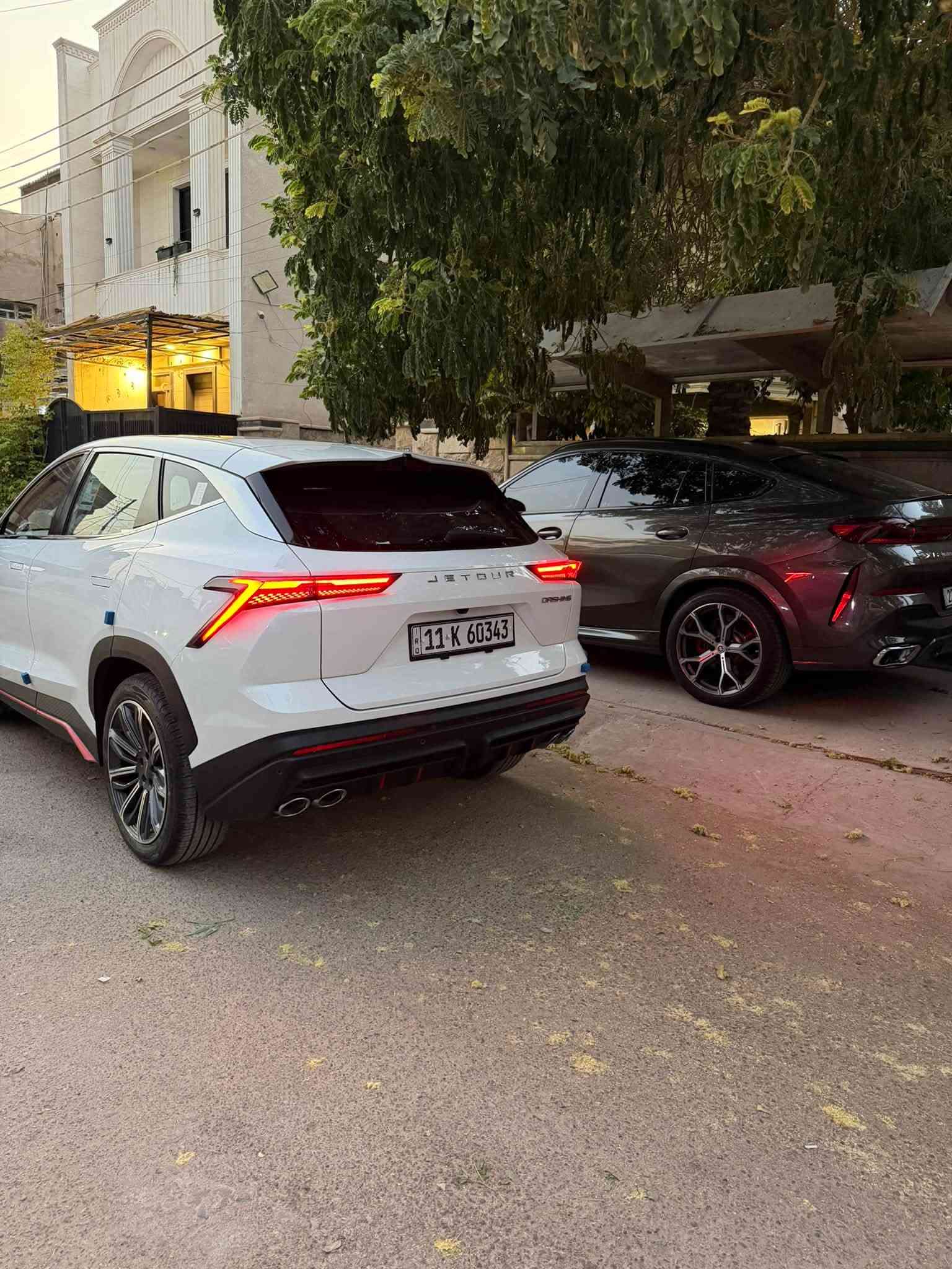 بسم الله توكلنا على ع الله
للبيع جيتور داشنك لكجري  بلس اعلى فئه 2025لون ابيض
مكفوله كفااله عامه بحاله الوكاله مكفوله من رصعه وزلغ
فوول للاخير اعلى مواصفات 1/1
ماشية 8 الف كيلو  زيرو
مكفولة لا صبغ ولا بارد  من كلشي كفاله 
رقم بغداد الجديد بأسمي 
١٦٠٠ تيربو 
كير تعليك 
وكالة شركة هارلم
بصمتين موجودة وكل كتلوكات الشركة 
تبديل الدهن فقط بالشركة والباقي كلشي بلادي 
‏Dashing 1.6L Luxury جيتور
الموديل: 2025
المحرك: 4 أسطوانات L1.6 تيربو 197 حصان حقن مباشر ناقل الحركة: DCT اوتوماتيكي من 7 سرعات العداد: 8 الف كيلو فقط
استهلاك الوقود: 7.7 لتر لكل 100 كم
المواصفات
* إطارات قياس 20 إنج
*   فتحة سقف بانوراما
*   مقصورة الركاب من الجلد الفاخر
*   مقعد السائق والراكب كهربائية
*   مقعد السائق مع ذاكرة لحفظ وضعيات الجلوس
*   مقعد السائق مبرد ومدفاء
*   مقعد الراكب مبرد ومدفاء
*   كاميرات محيطية 540 درجة
1 * شاشة التحكم بقياس 15.6إنج
*   * شاشة القيادة بقياس 8 إنج
*  نظام ابل كاربلاي واندرويد اوتو
*   نظام أوامر وتحكم صوتي
*   نظام صوتي 8 سماعات من 
*   رادار تفاعلي
*   تحذير مغادرة المسار
*   نظام القيادة شبه الذاتية
*   نقطة عمياء
*   نظام تحذير الاصطدام الامامي والخلفي
*   إنارة محيطية
*   إنارة ترحيبية
*   المرايا الجانبية قابلة للطي كهربائياً
*   شاحن هاتف لاسلكي سريع
*   خاصية إغلاق الشبابيك وفتحة السقف عن بعد
*   مصابيح أمامية أوتوماتيكية زينون مع مصابيح نهارية LED
*  التكيف التلقائي مع الضوء القريب والبعيد
*   مسند الذراع الوسطي مع ثلاجة
*   دخول ذكي (بصمة)
*   تشغيل عن بعد
*   صندوق كهربائي
*   نظام الفرامل اليدوية الاوتوماتيكي Autohold
*   وضعيات قيادة متعددة
*  6 وسائد هوائية
*   موسيقى ترحيبية
*   عتبات الأبواب مضيئة
*   نظام تنقية الهواء مع شاشة لعرض البيئة الخارجية
*   حساس للمطر
* للتواصل عالرقم وموجود واتساب 
***********
مهندس عبدالله
مكانه حي الجهاد
السعر 29500 مليون
تعليق يعكس تربيتك المتعجبك السياره تلكه الاحسن والله يوفق الجميع باذنه
