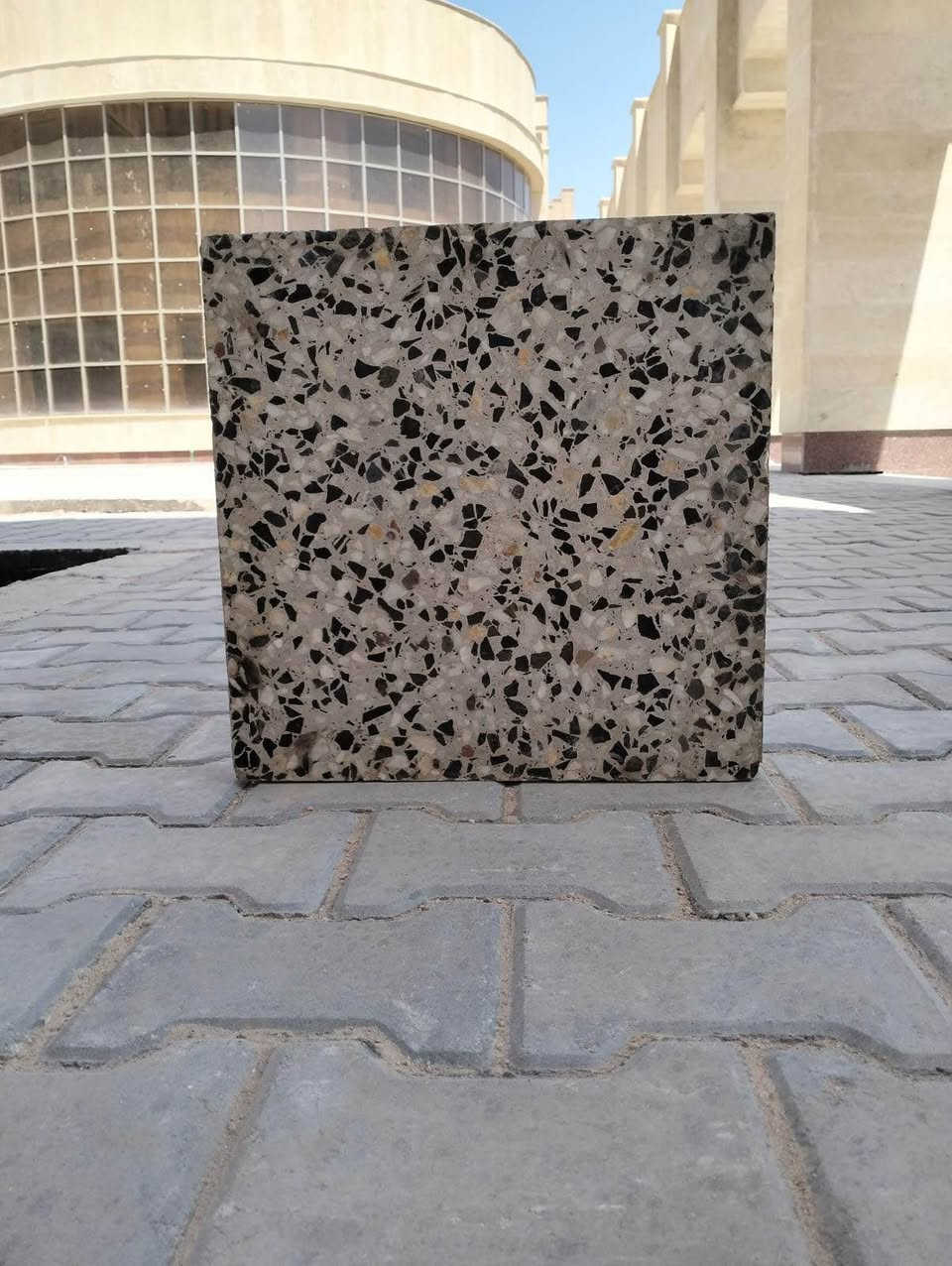السلام عليكم متوفر كاشي بعده بسكيبته نزلته صار 4 اشهر واريد ابيعه الكميه بحدود 900 متر ابيعه كله شلع نقشه ناعمه نص والنص الثاني نقشه خشنه مثل ما موضح بصوره 👇👇 للاستفسار  📞 ***********. المكان بغداد 
@الجميع بغداد, العراق
